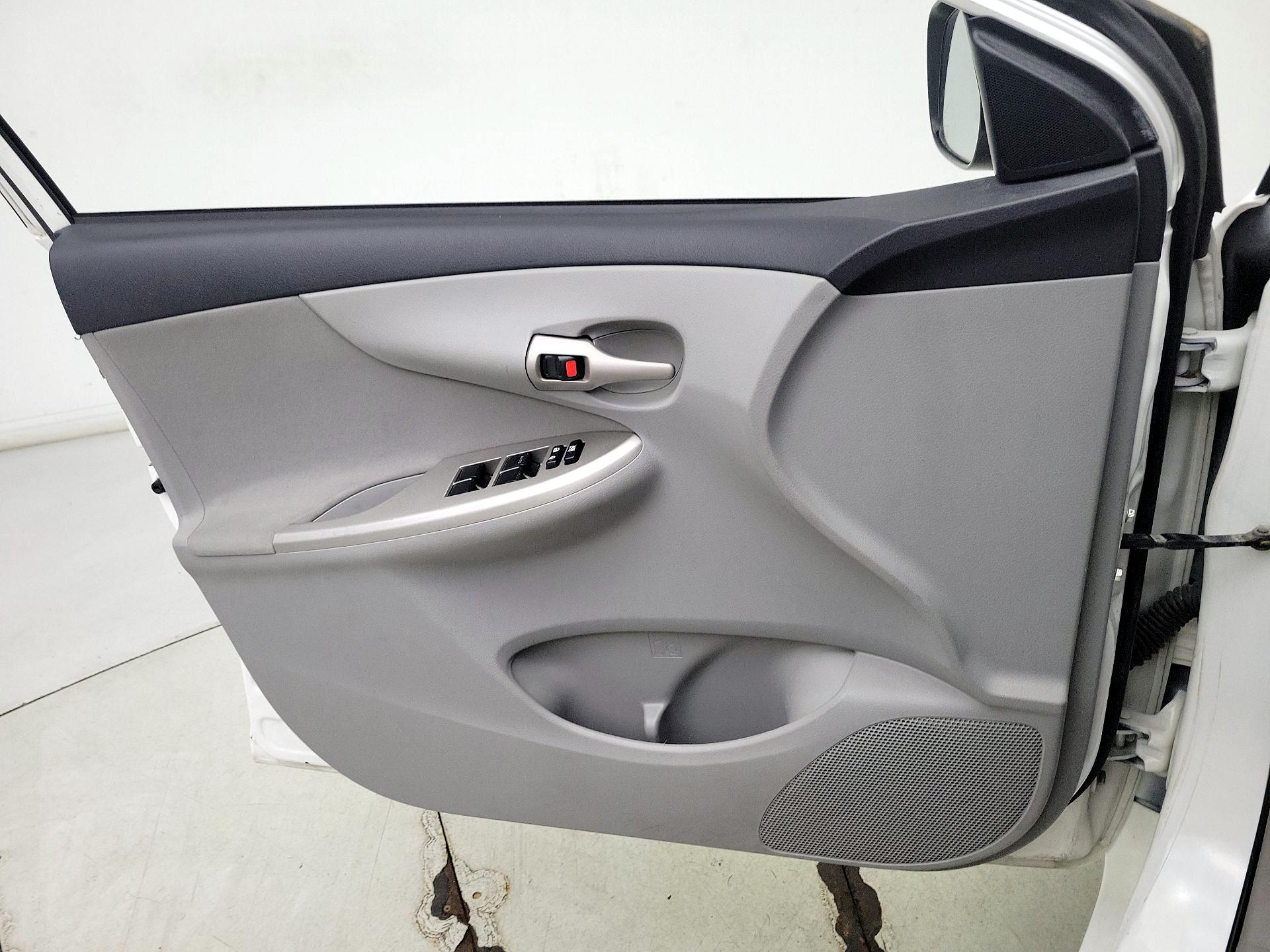 Thumbnail: 2013 Toyota Corolla - 12