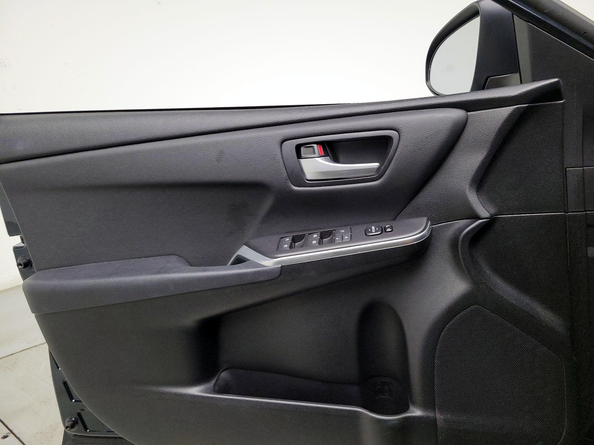 Thumbnail: 2015 Toyota Camry - 12