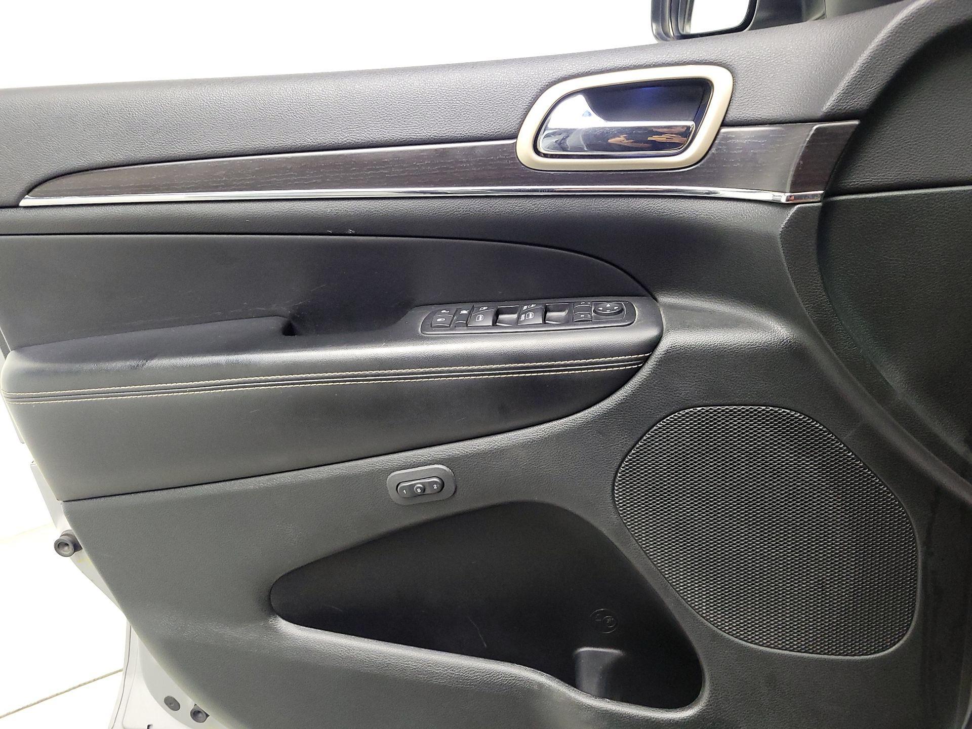 Thumbnail: 2015 Jeep Grand Cherokee - 12