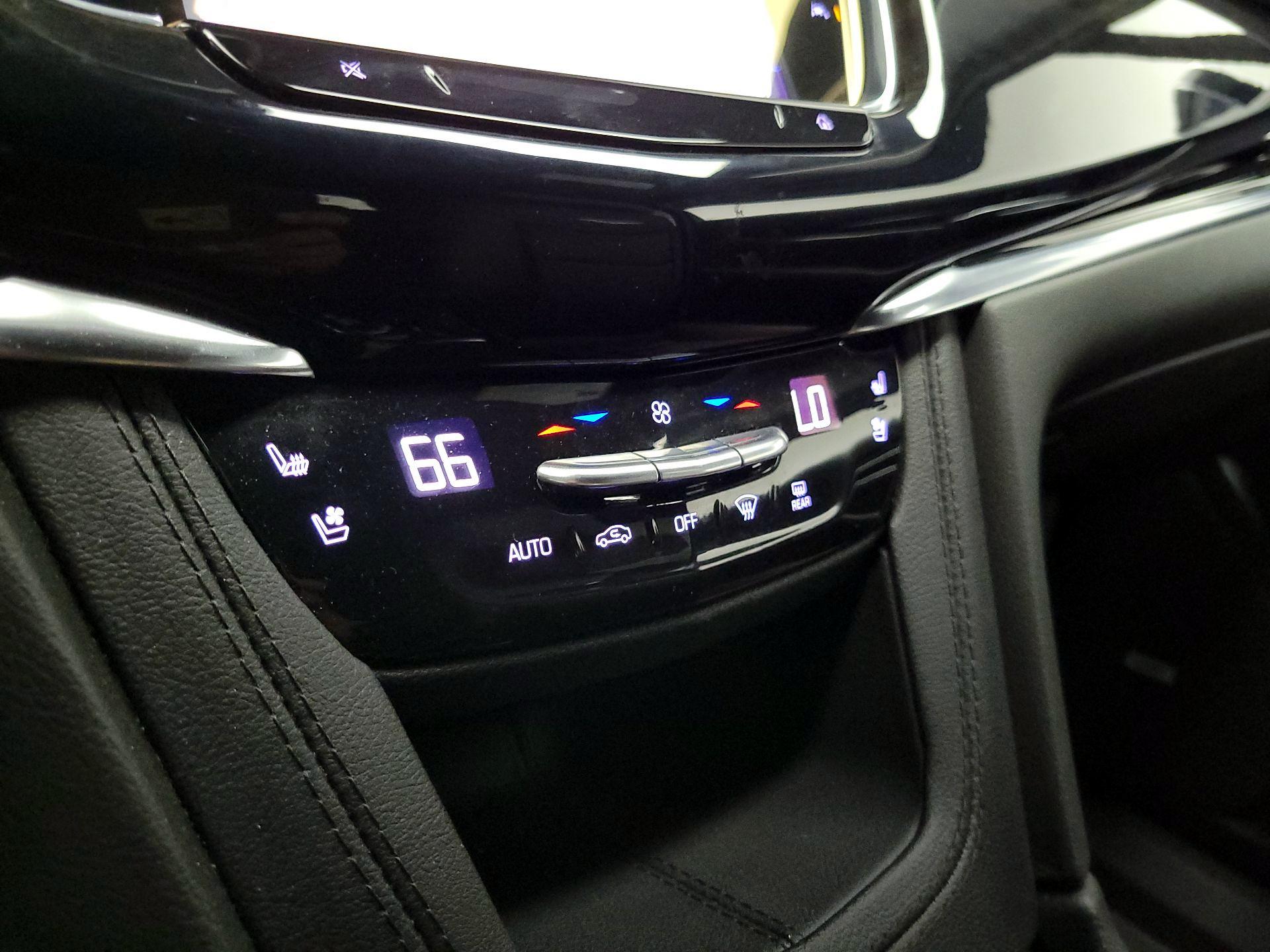Thumbnail: 2023 Cadillac XT6 - 17