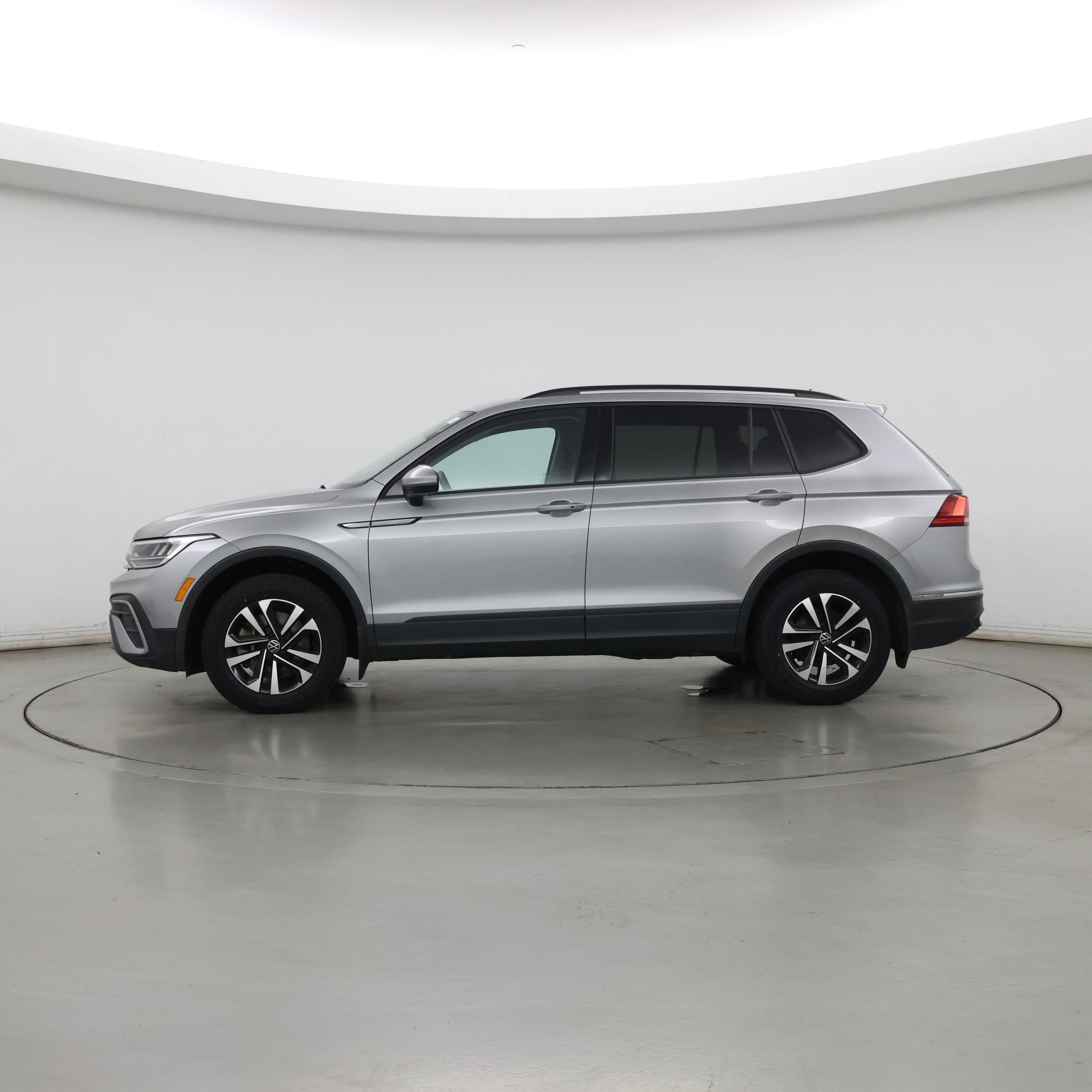 Thumbnail: 2022 Volkswagen Tiguan - 3