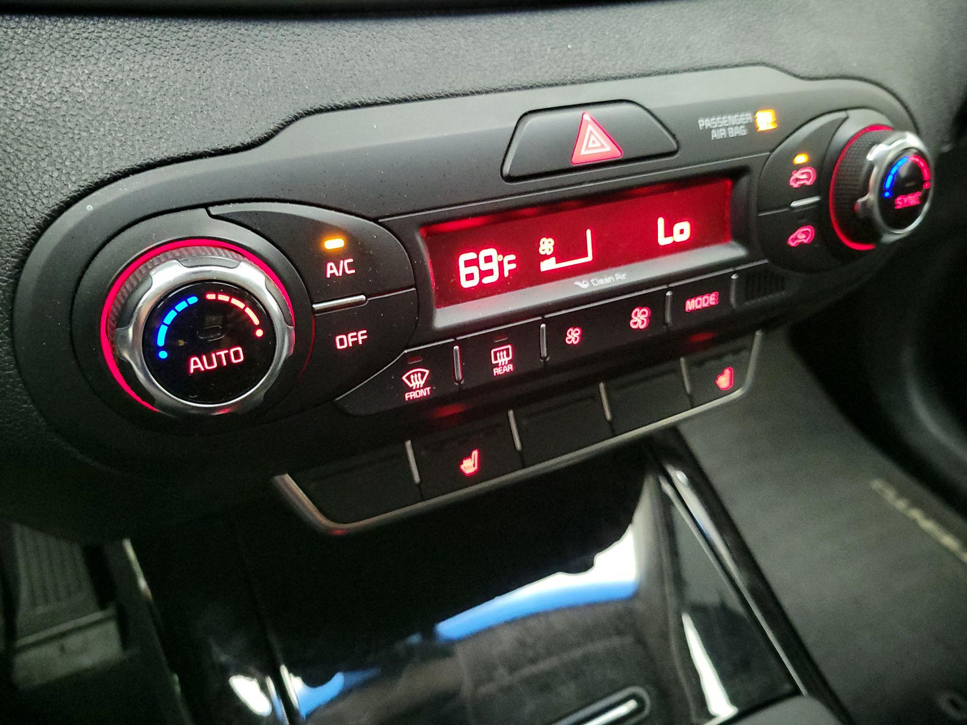 Thumbnail: 2016 Kia Sorento - 16