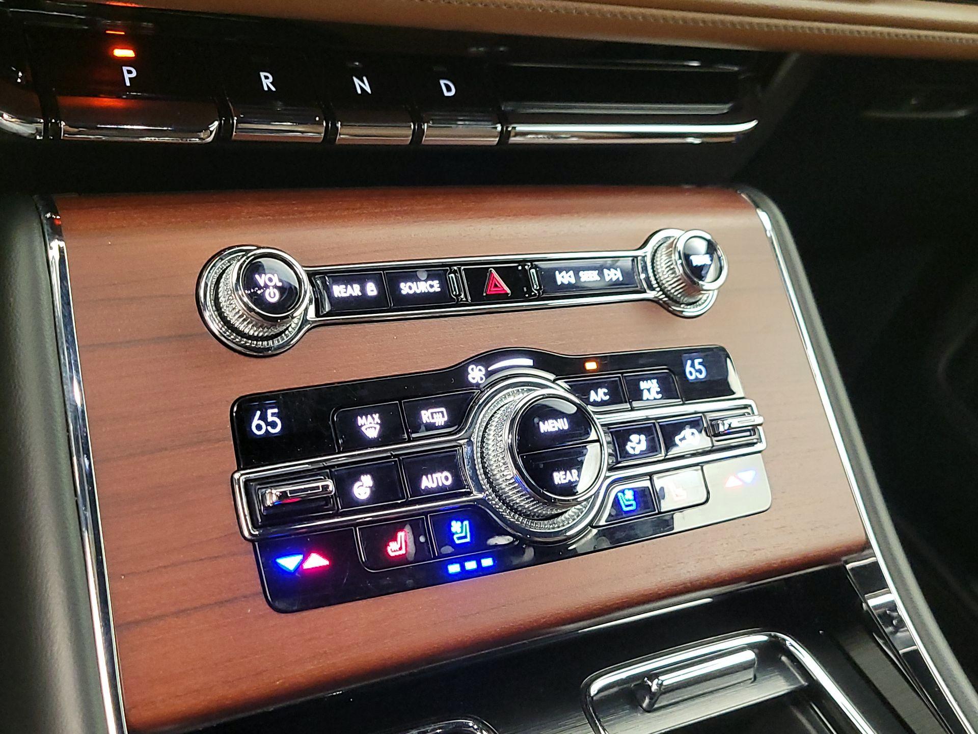 Thumbnail: 2020 Lincoln Aviator - 17