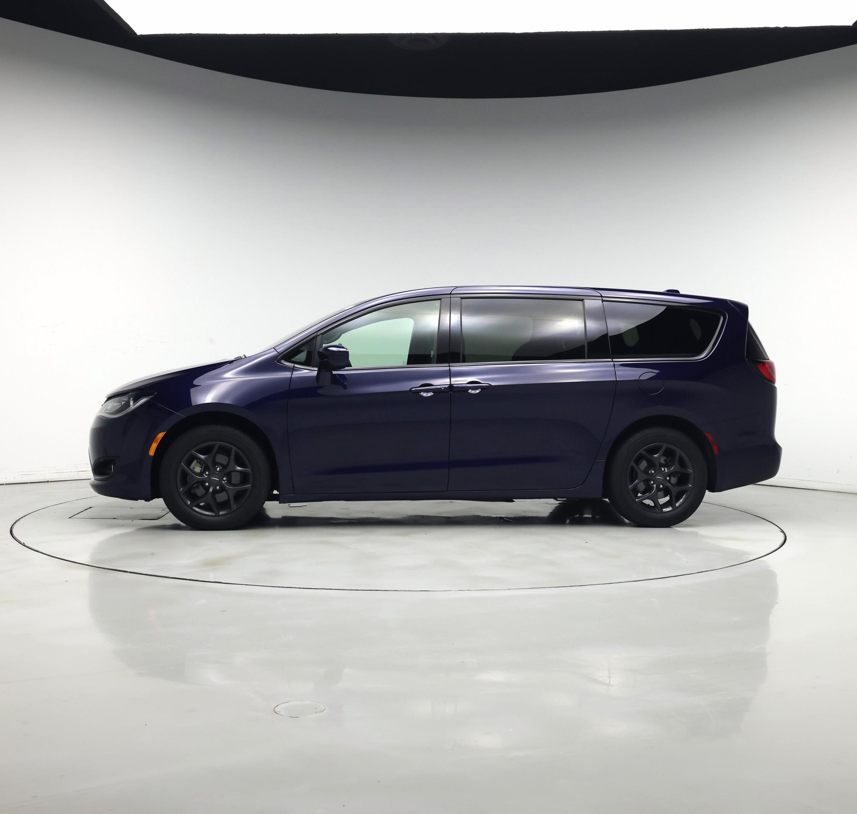 Thumbnail: 2019 Chrysler Pacifica - 3