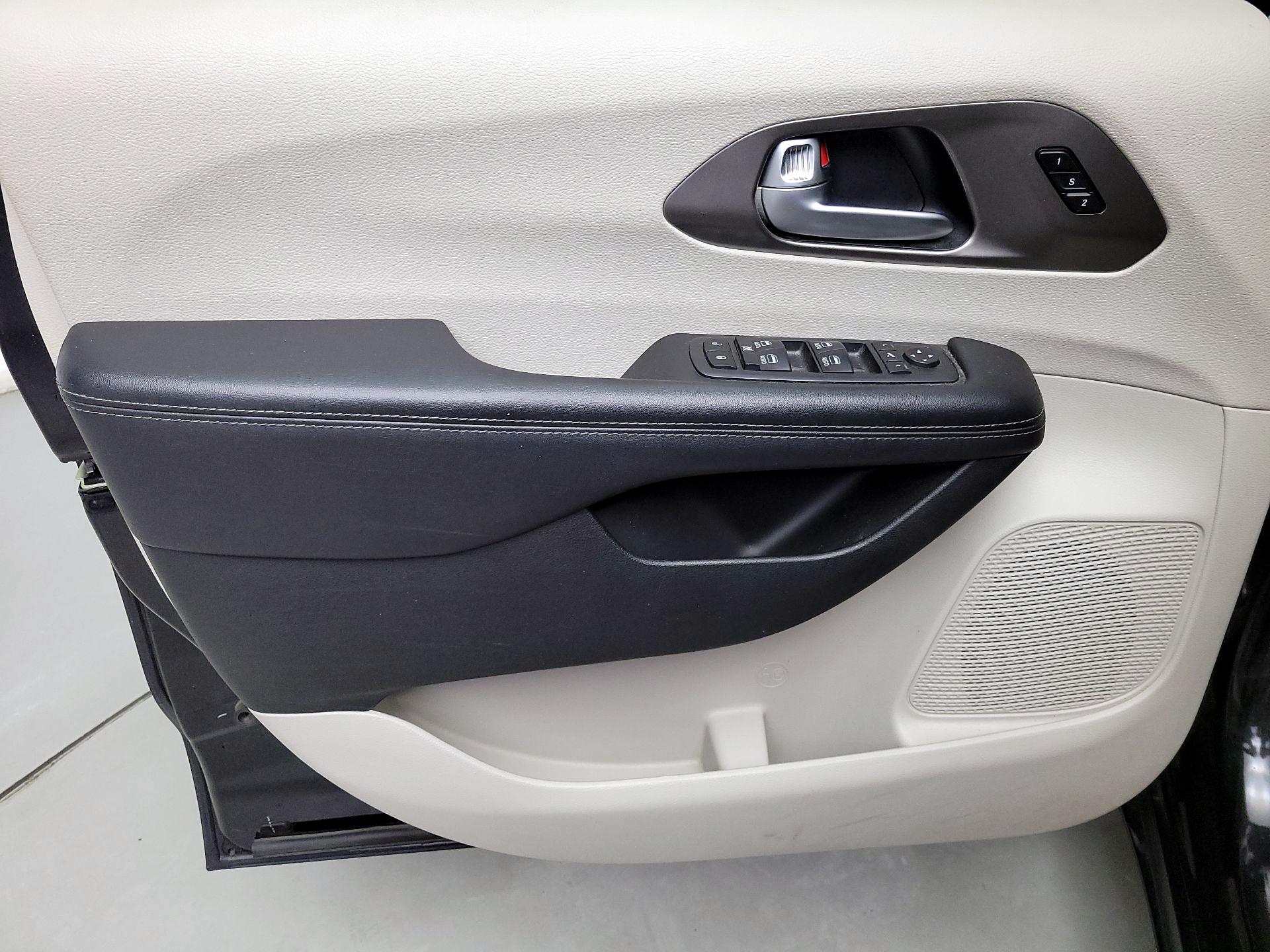 Thumbnail: 2018 Chrysler Pacifica - 12