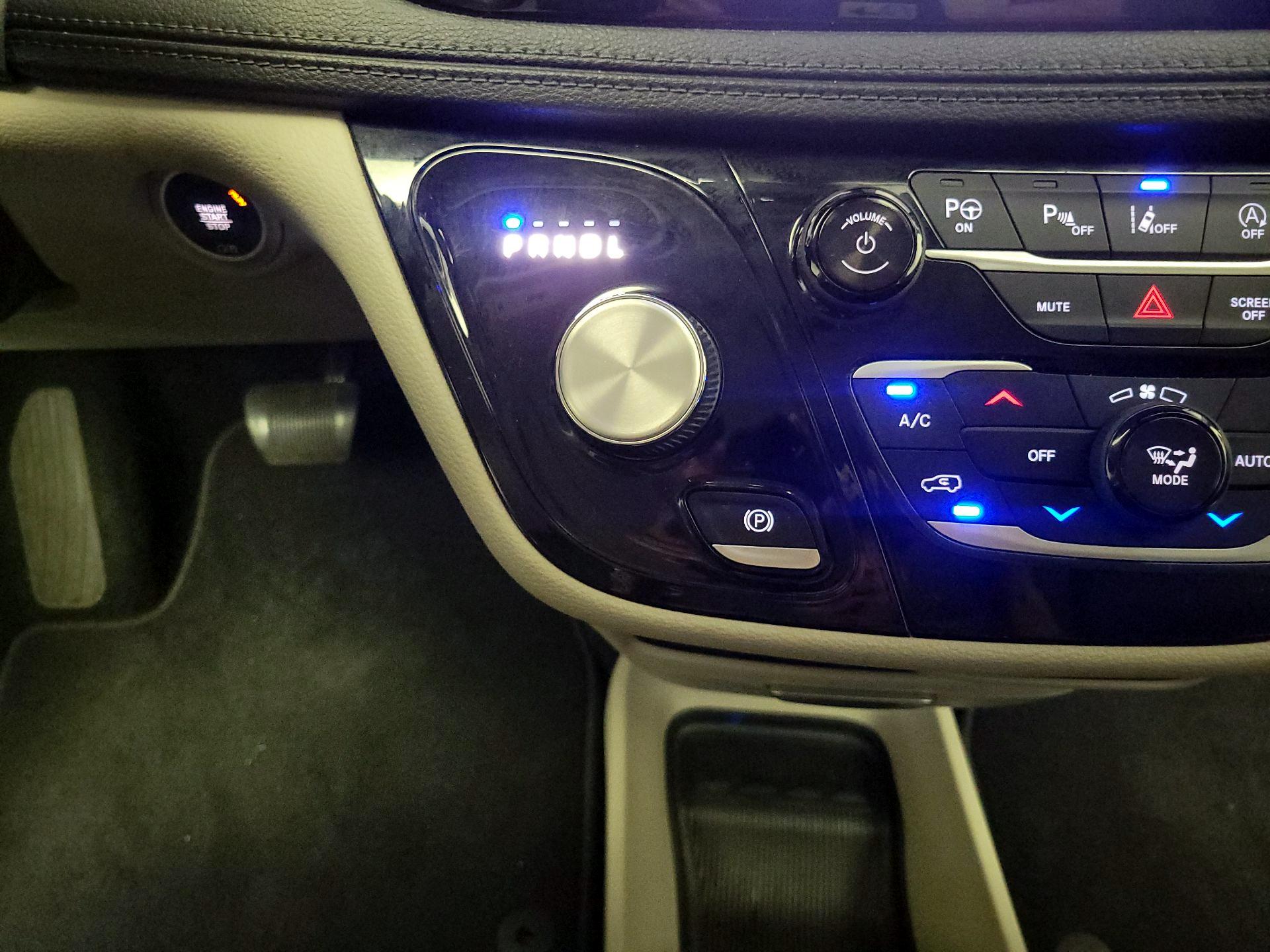 Thumbnail: 2018 Chrysler Pacifica - 18