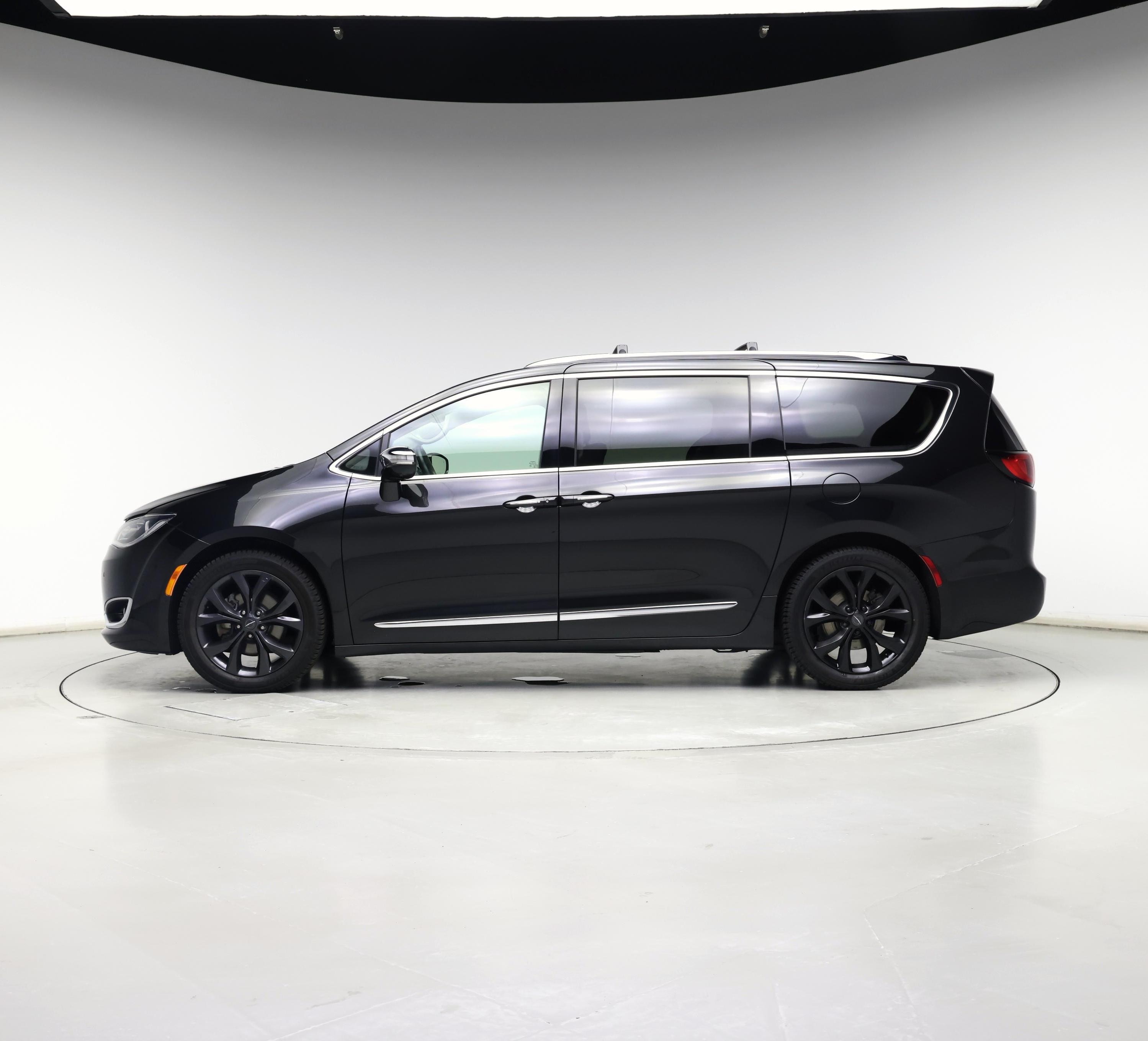 Thumbnail: 2018 Chrysler Pacifica - 3