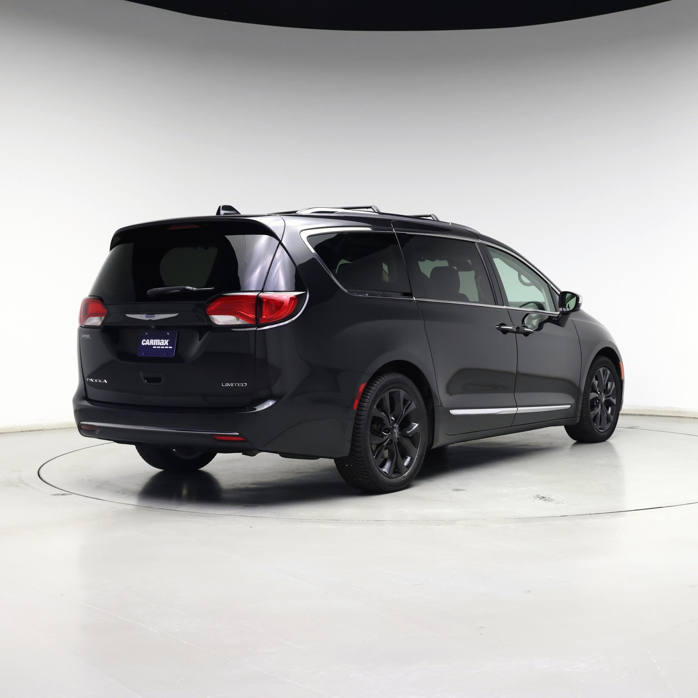 Thumbnail: 2018 Chrysler Pacifica - 8