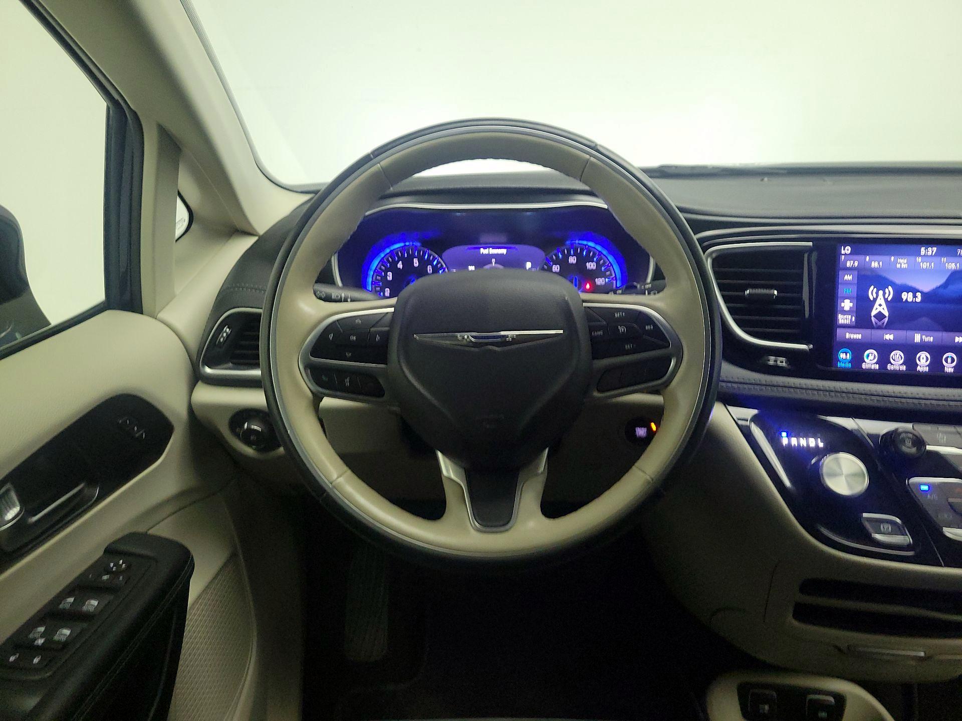 Thumbnail: 2020 Chrysler Pacifica - 10
