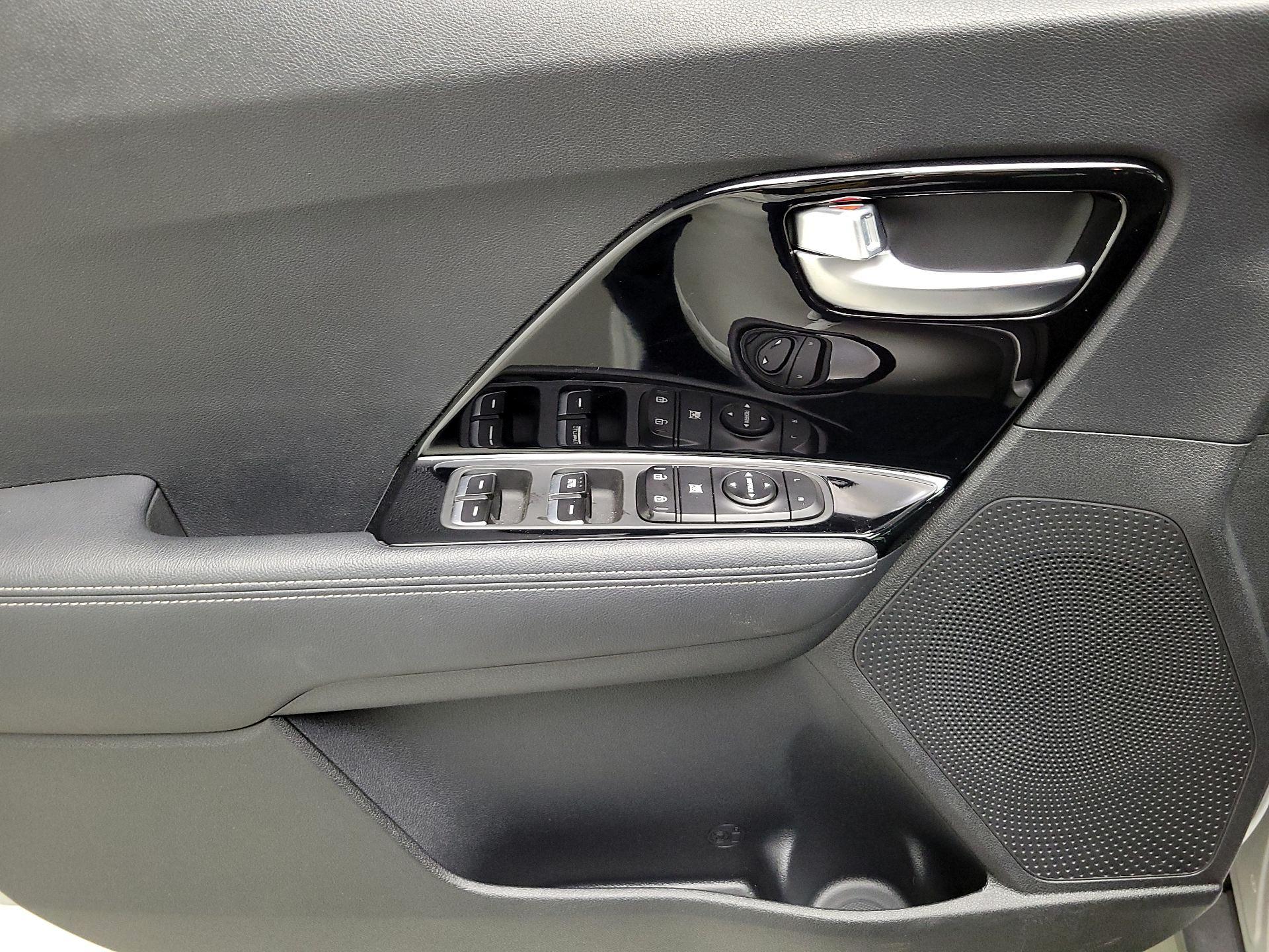 Thumbnail: 2020 Kia Niro - 12