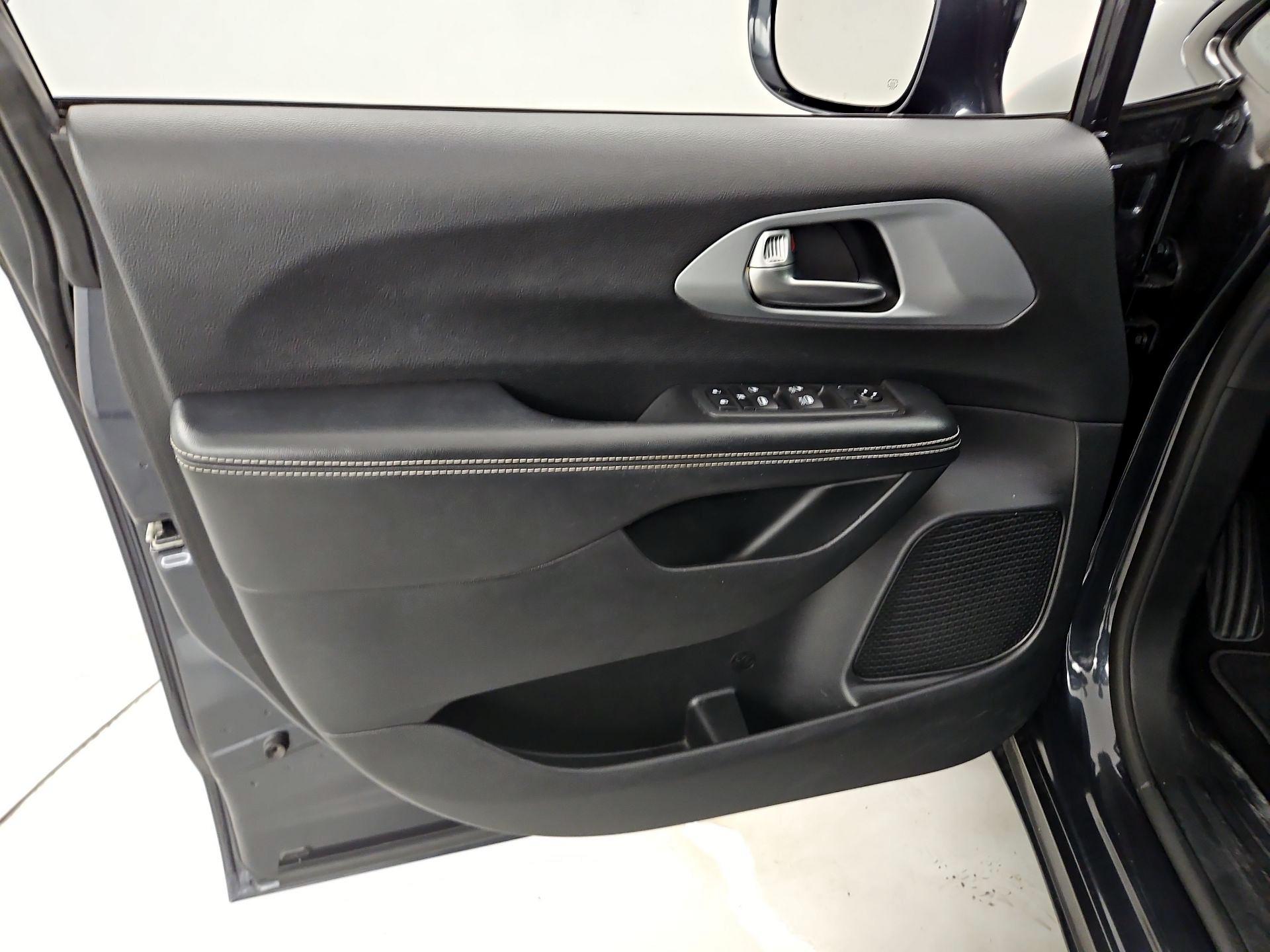 Thumbnail: 2020 Chrysler Pacifica - 12