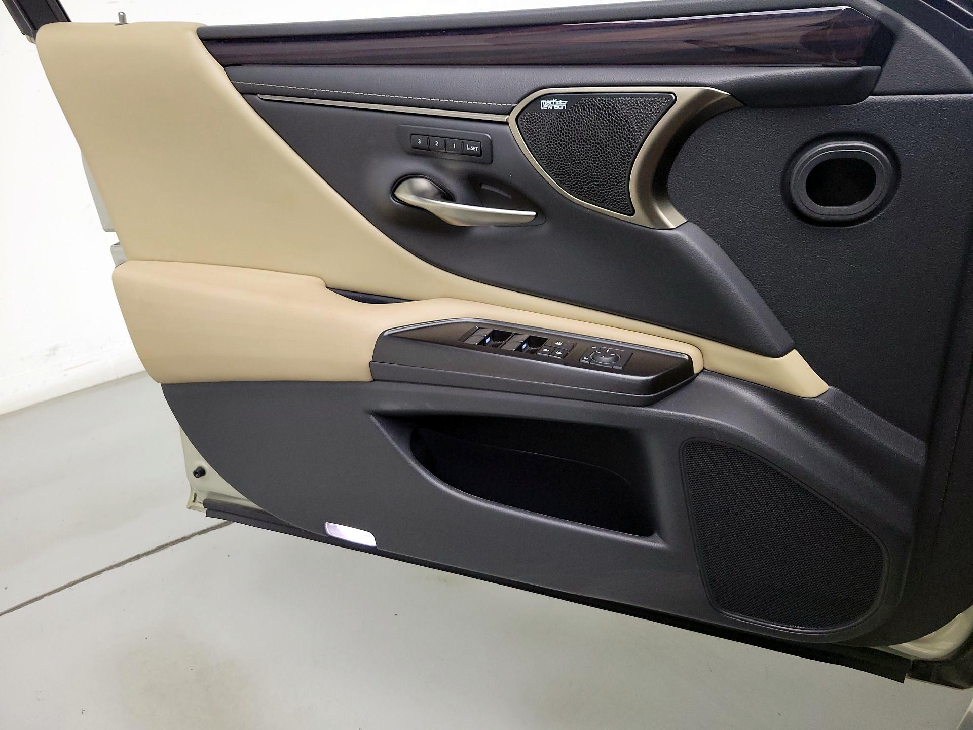 Thumbnail: 2019 Lexus ES - 12
