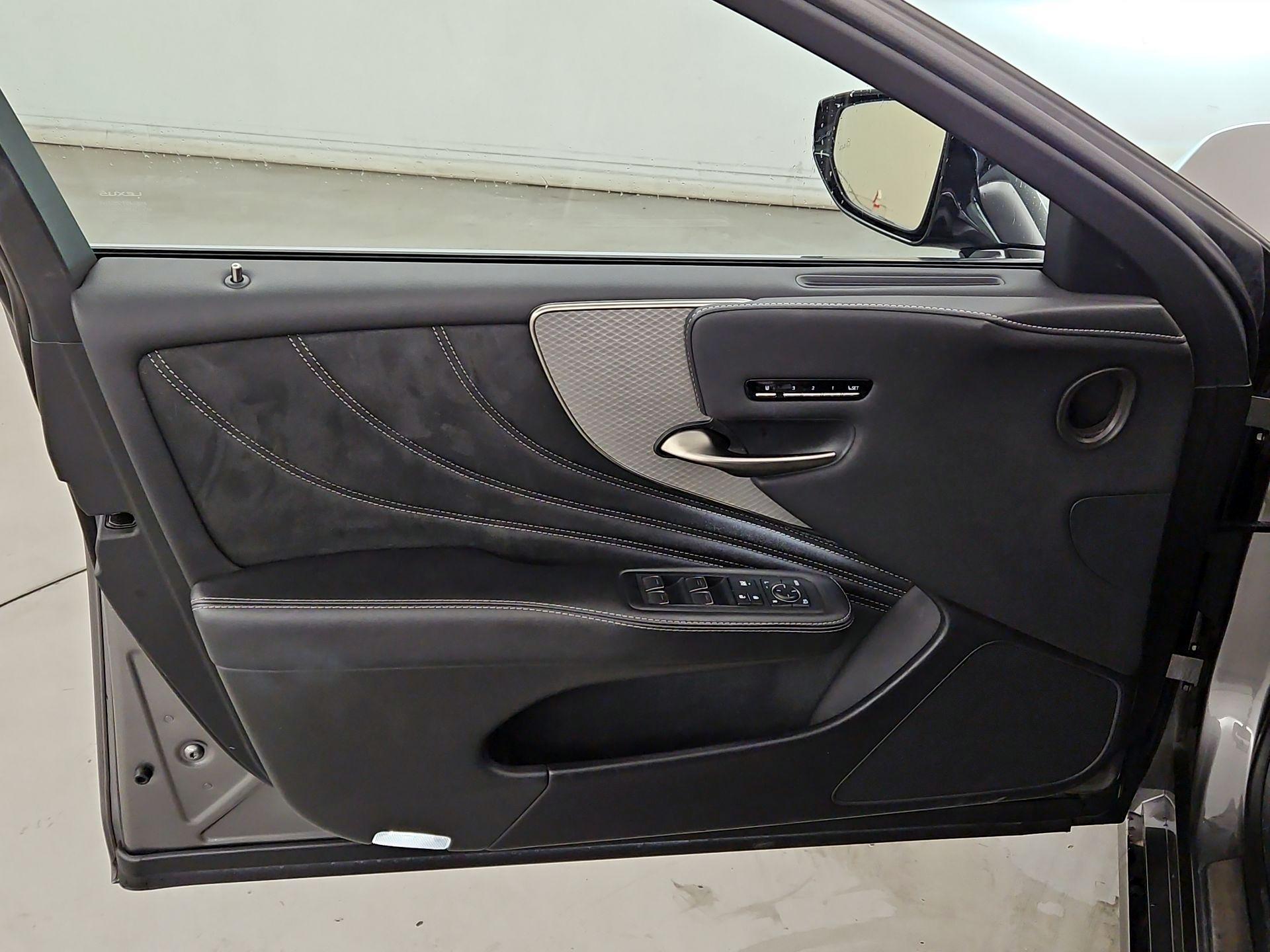 Thumbnail: 2020 Lexus LS - 12