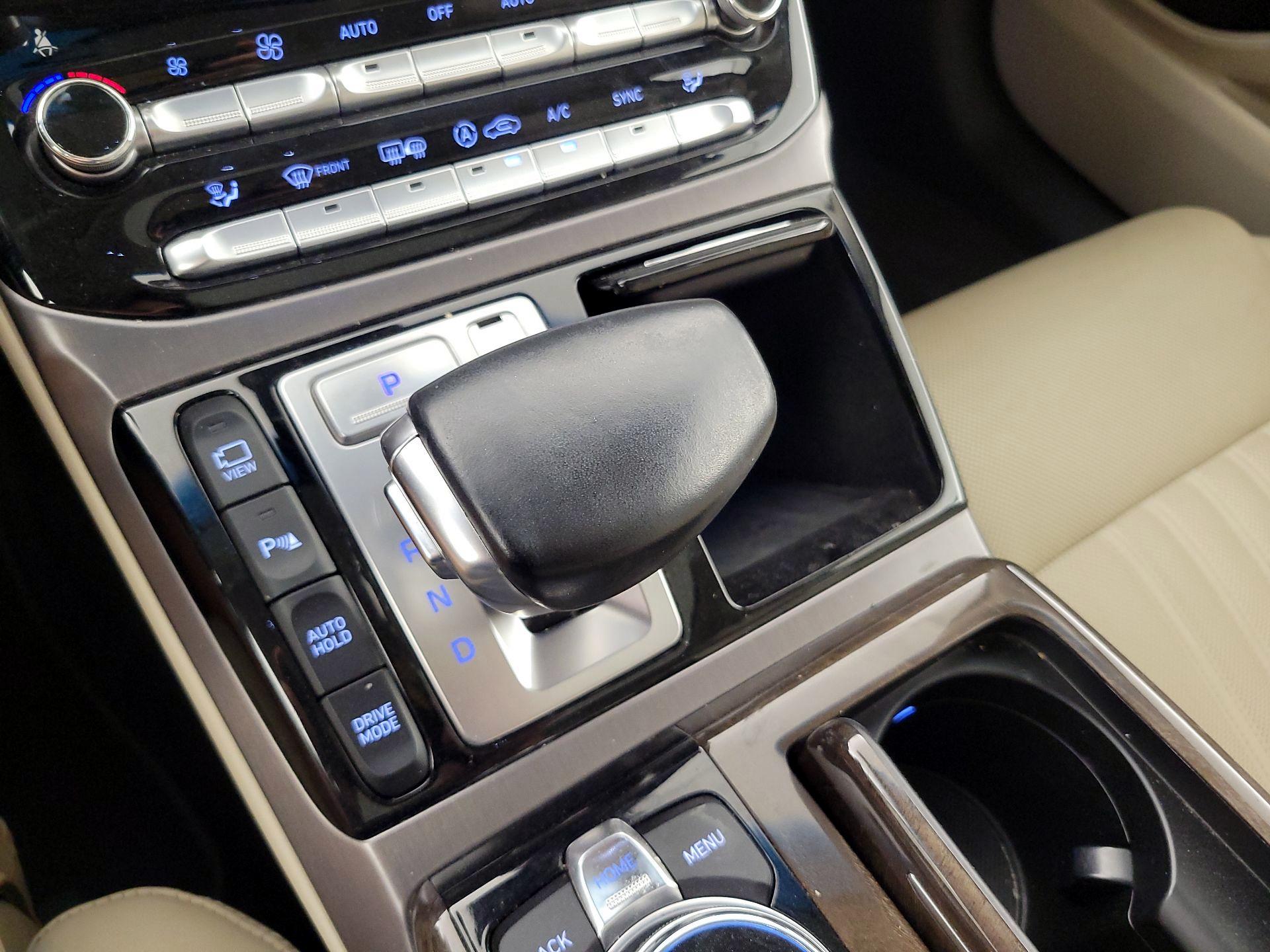 Thumbnail: 2018 Genesis G90 - 18