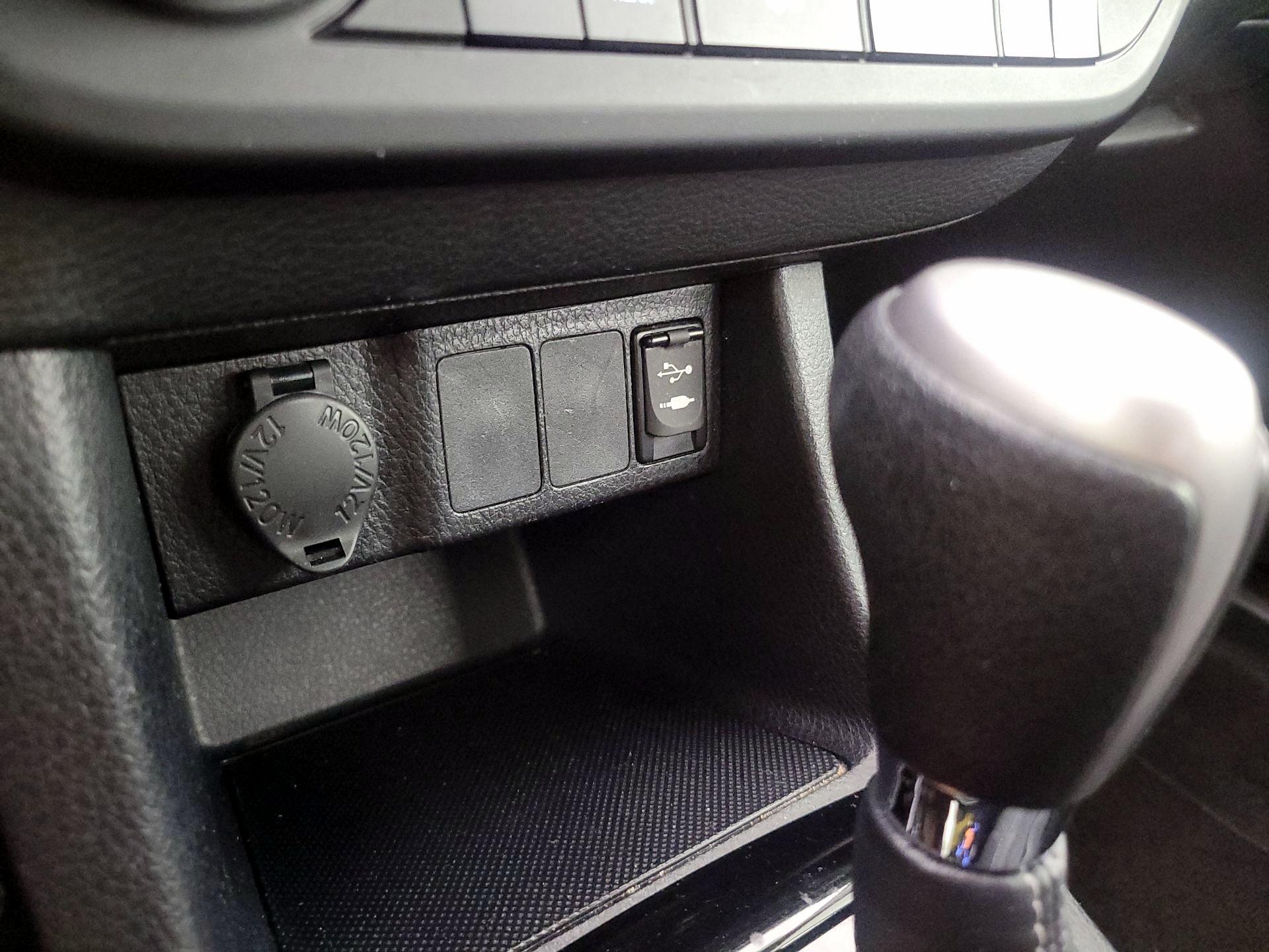 Thumbnail: 2015 Toyota Corolla - 18