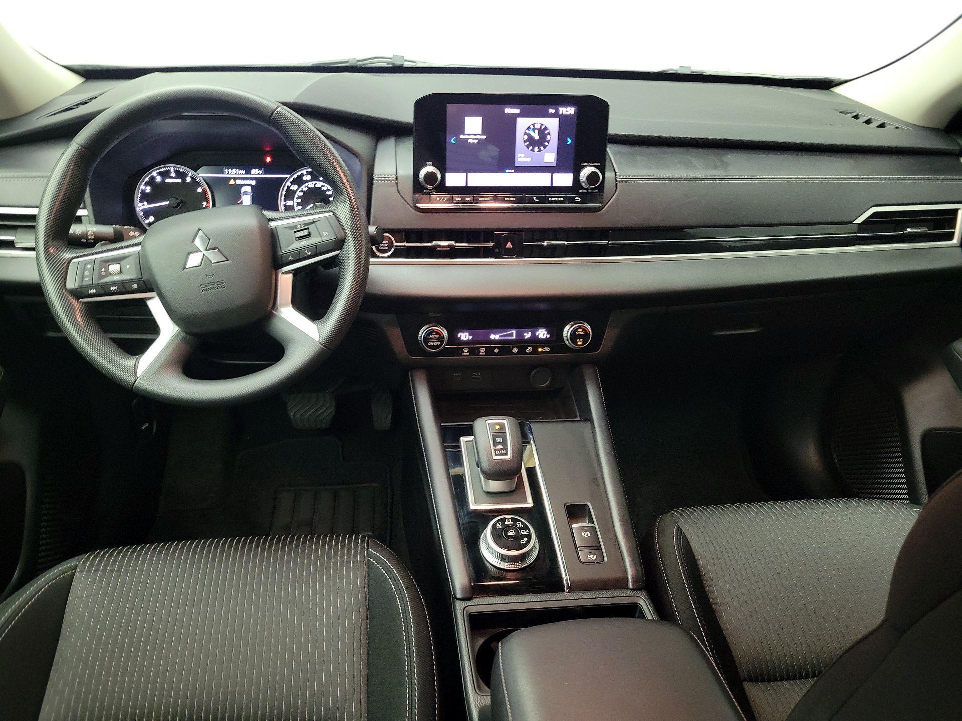 Thumbnail: 2023 Mitsubishi Outlander - 9