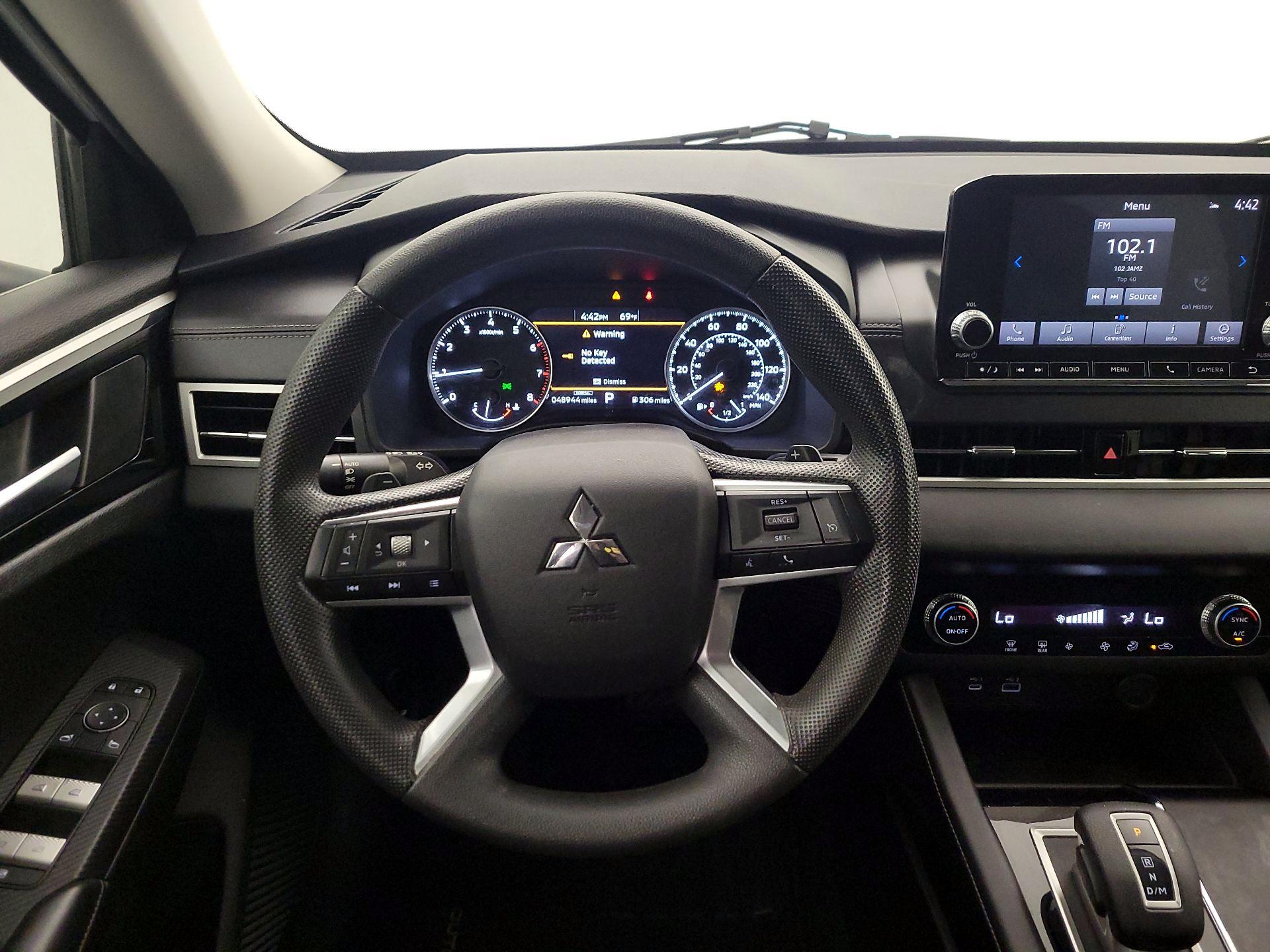 Thumbnail: 2023 Mitsubishi Outlander - 10