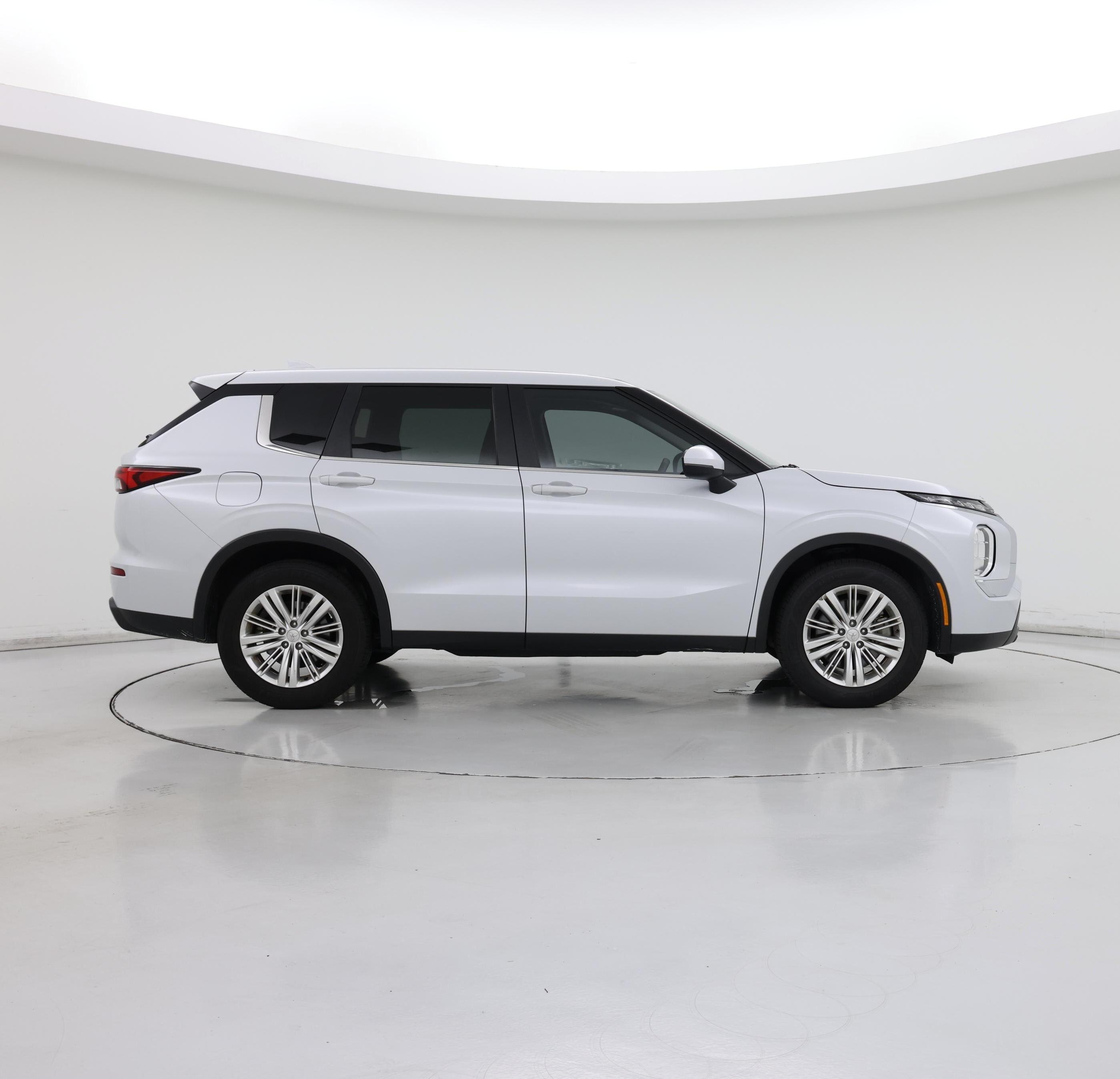 Thumbnail: 2023 Mitsubishi Outlander - 7