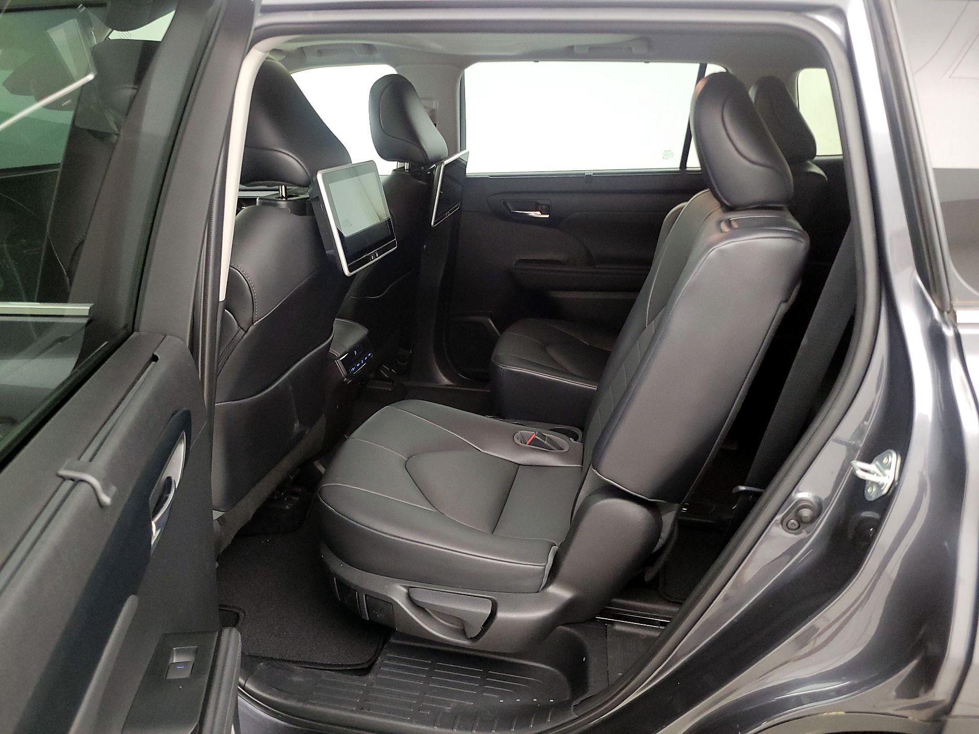 Thumbnail: 2021 Toyota Highlander - 20