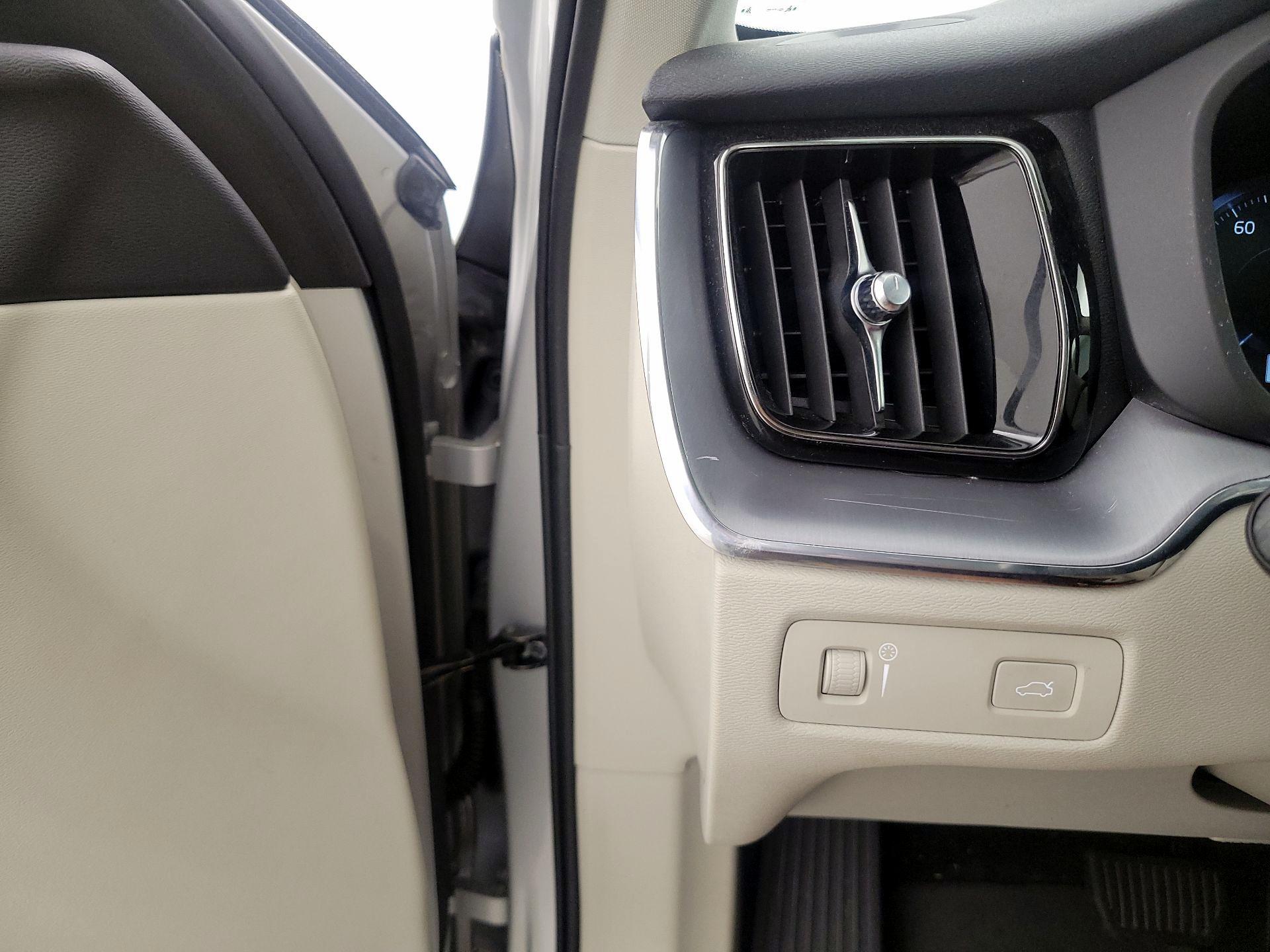 Thumbnail: 2020 Volvo XC60 - 13
