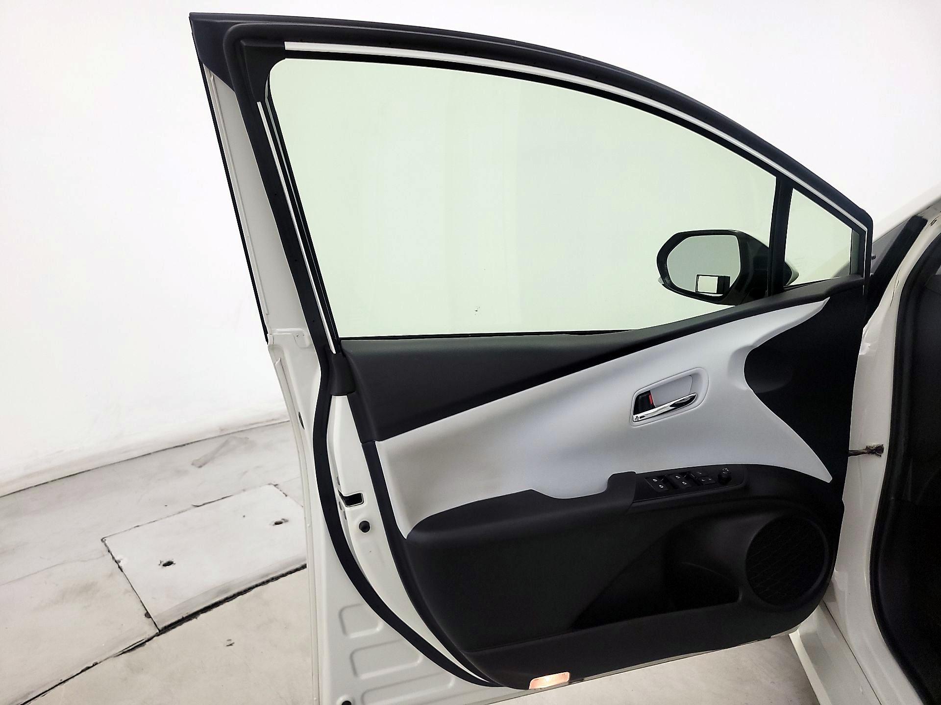 Thumbnail: 2016 Toyota Prius - 12