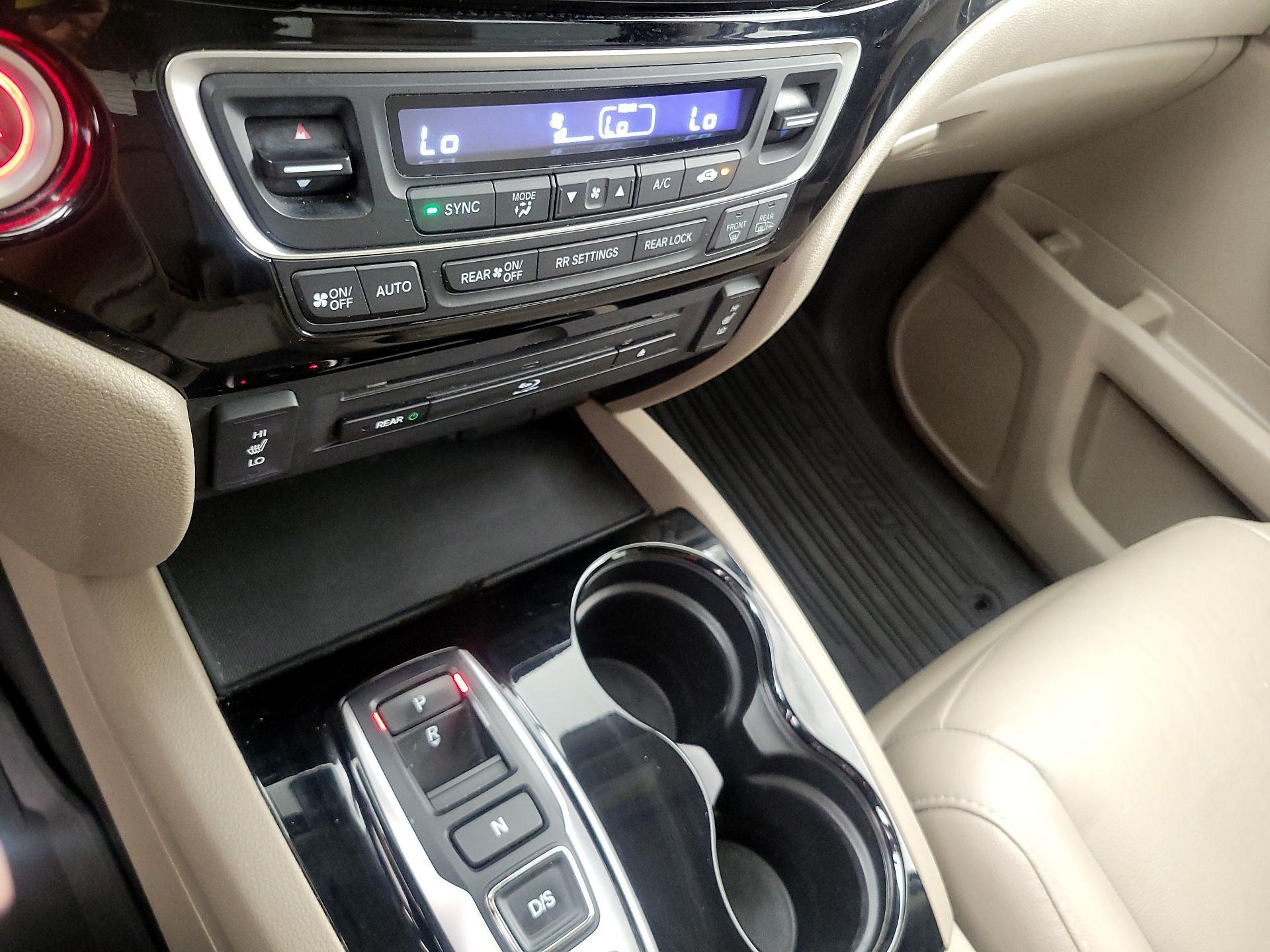 Thumbnail: 2017 Honda Pilot - 17