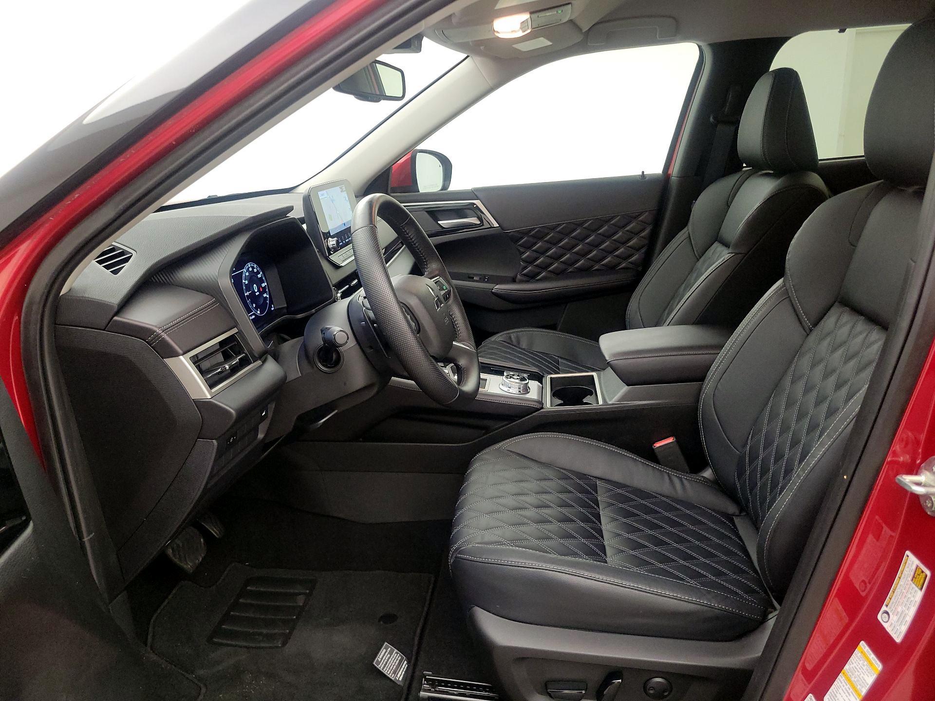 Thumbnail: 2024 Mitsubishi Outlander - 11