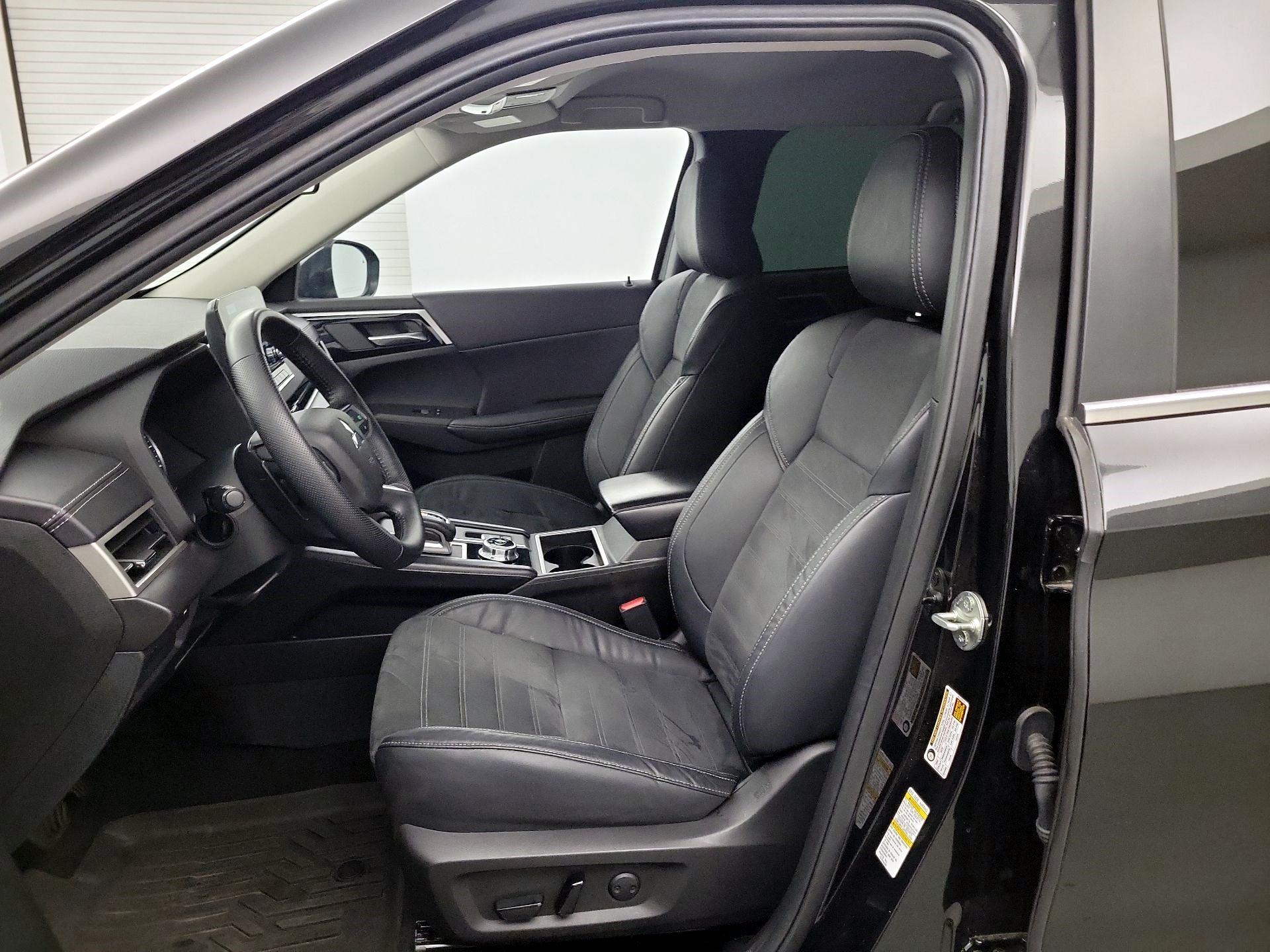 Thumbnail: 2023 Mitsubishi Outlander - 9