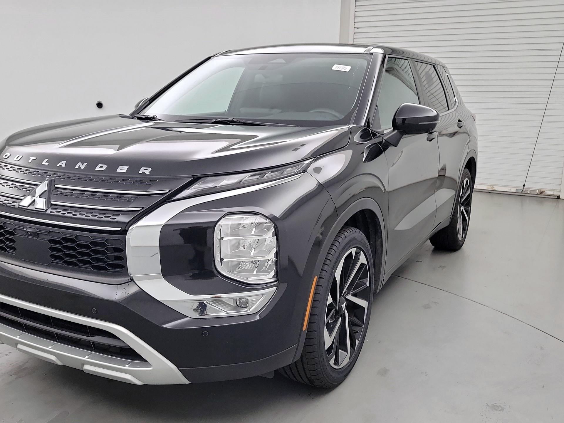 Thumbnail: 2023 Mitsubishi Outlander - 3