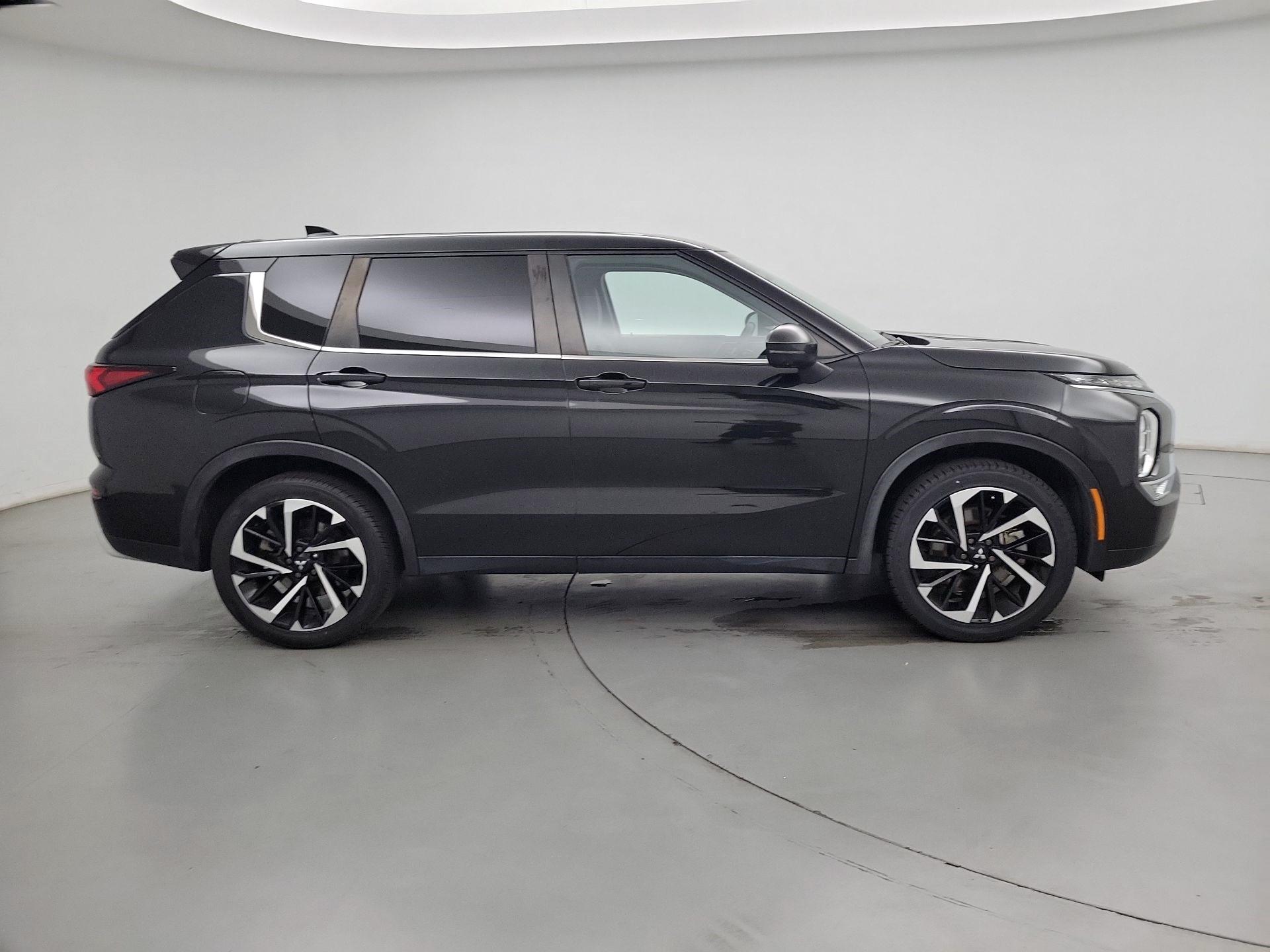 Thumbnail: 2023 Mitsubishi Outlander - 4