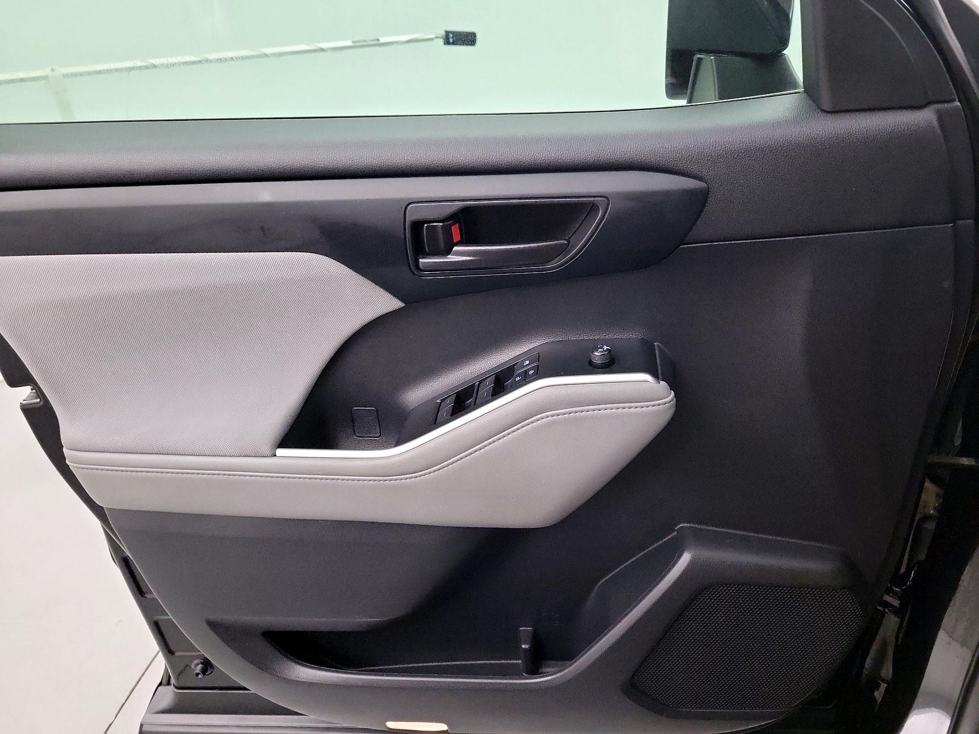 Thumbnail: 2021 Toyota Highlander - 10
