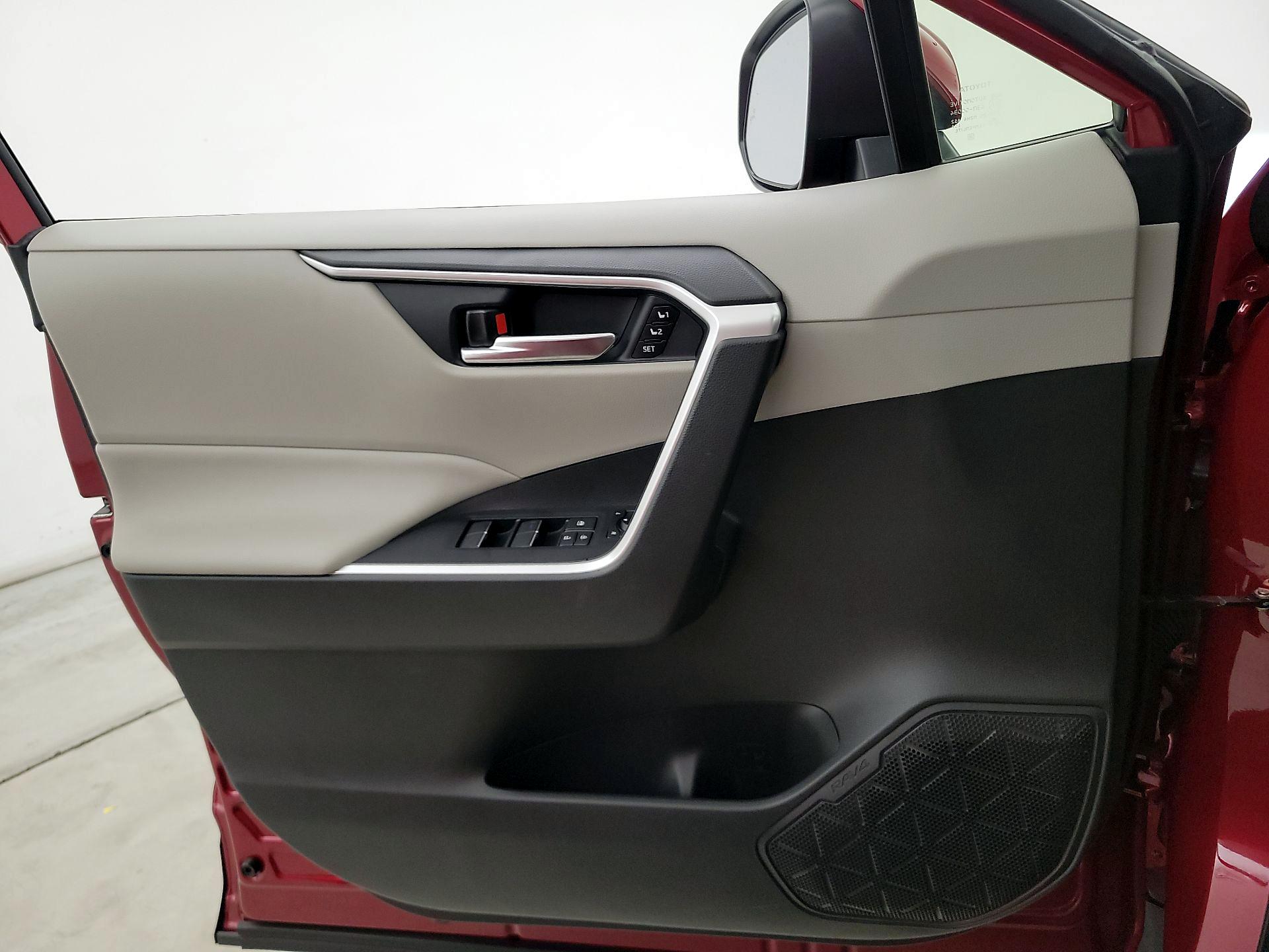 Thumbnail: 2020 Toyota RAV4 - 12