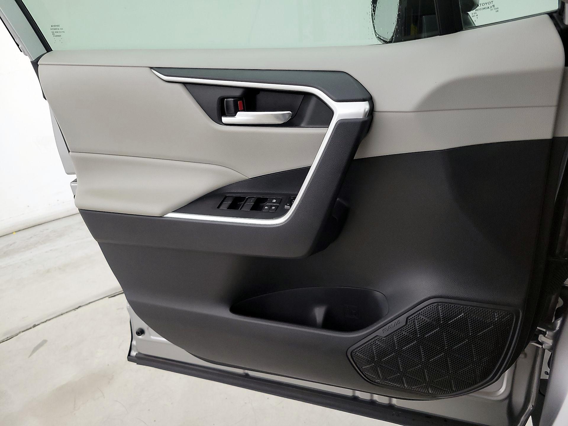 Thumbnail: 2020 Toyota RAV4 - 12