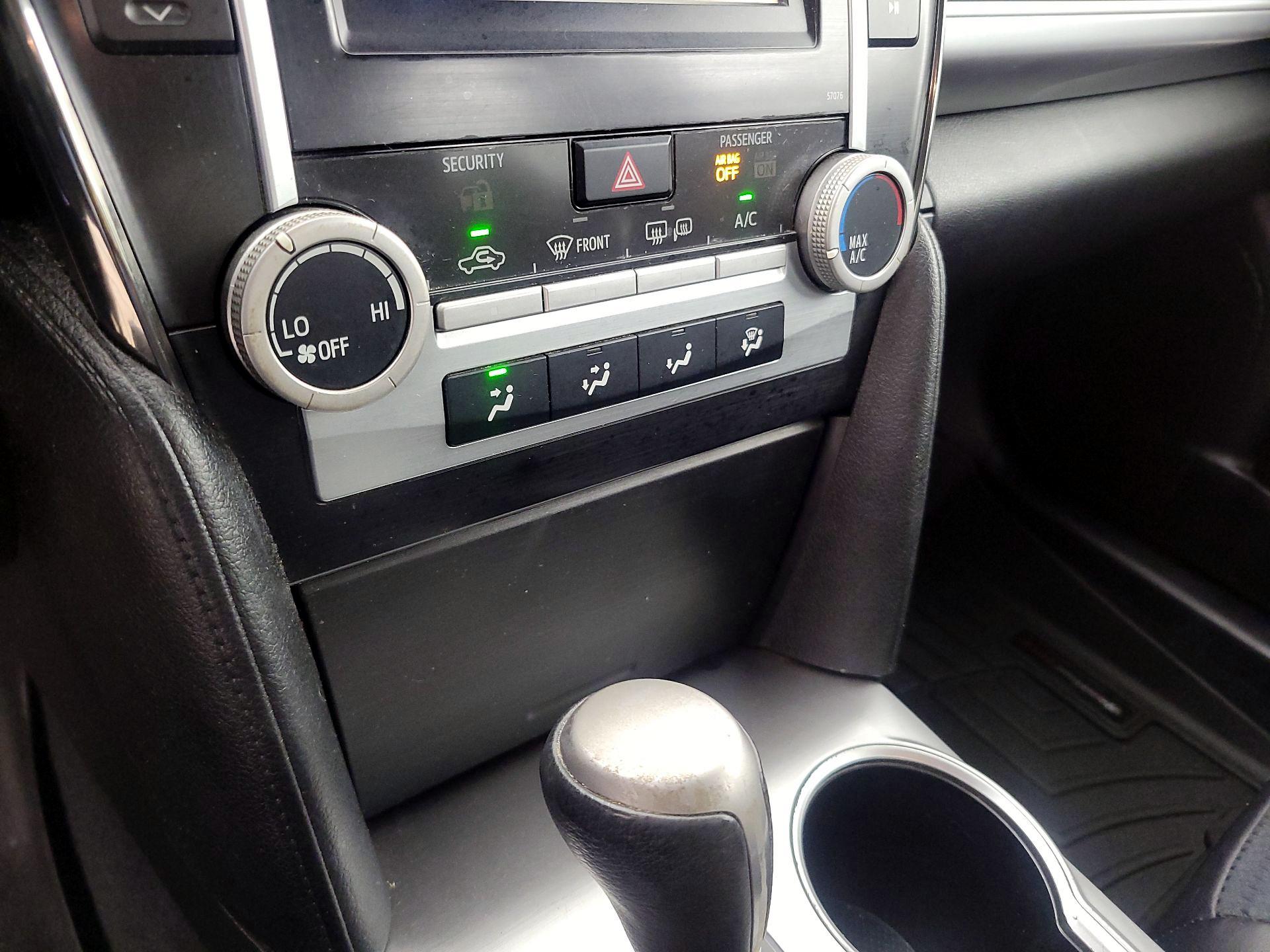 Thumbnail: 2014 Toyota Camry - 15