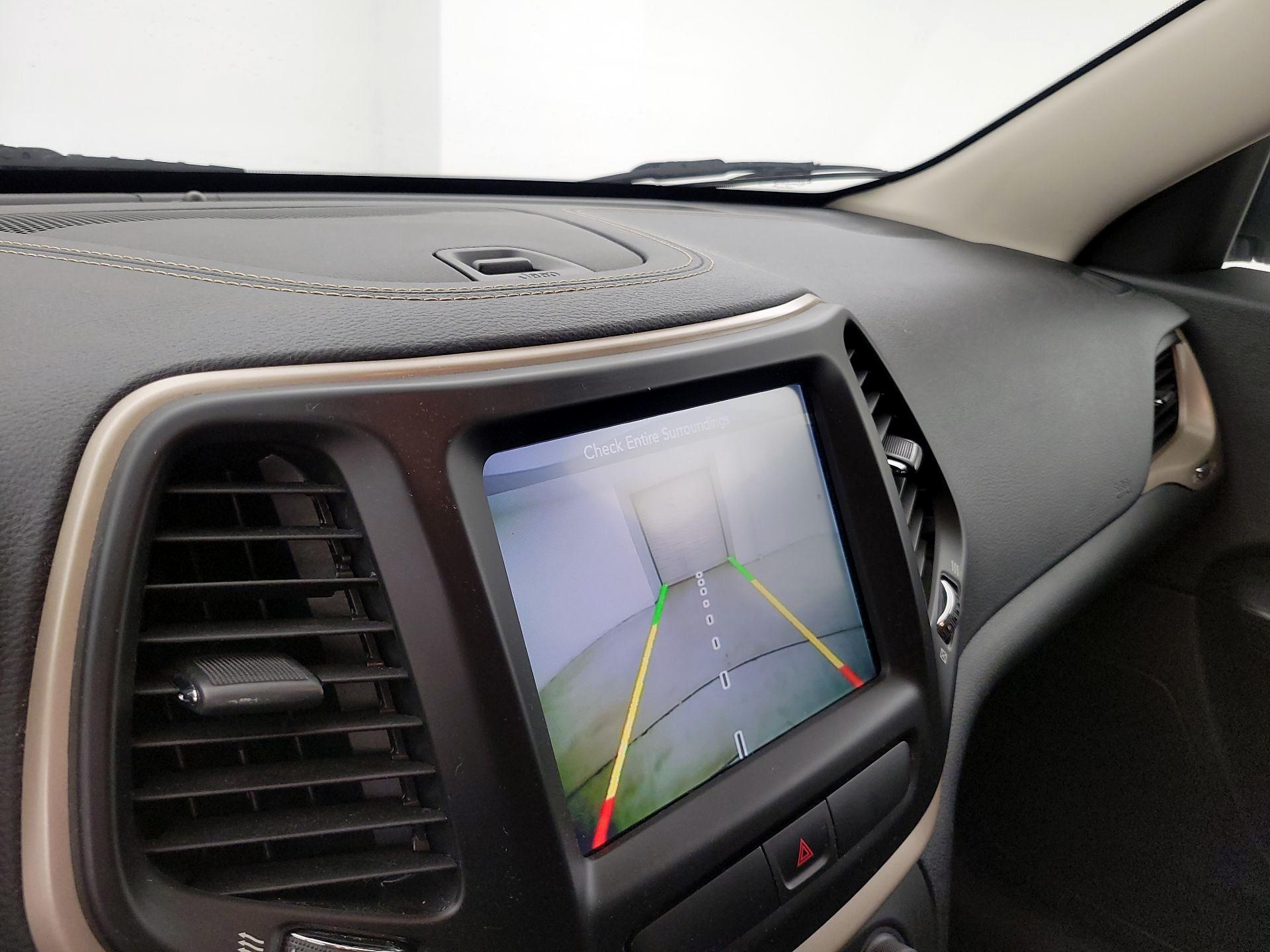 Thumbnail: 2016 Jeep Cherokee - 14