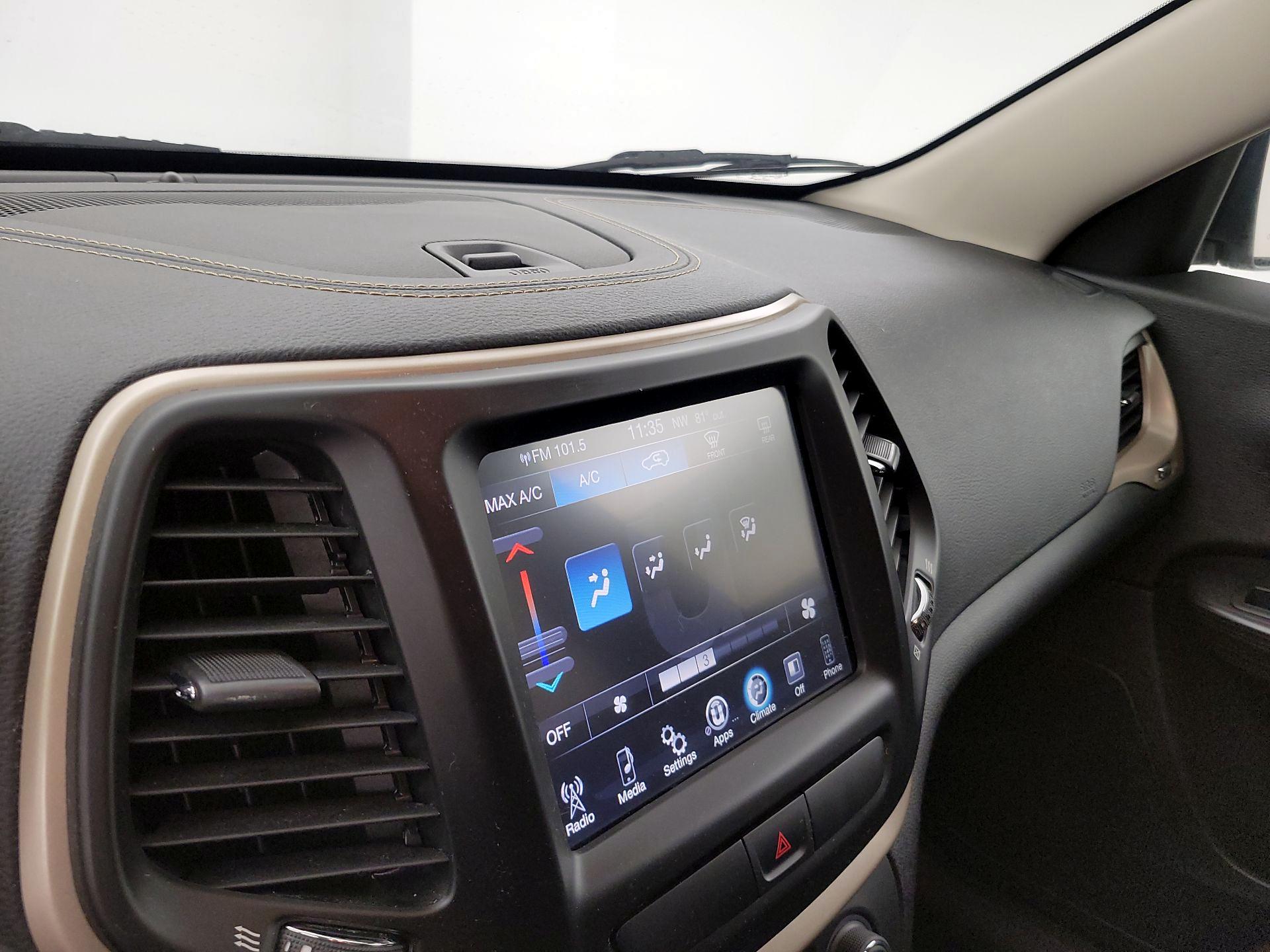 Thumbnail: 2016 Jeep Cherokee - 16