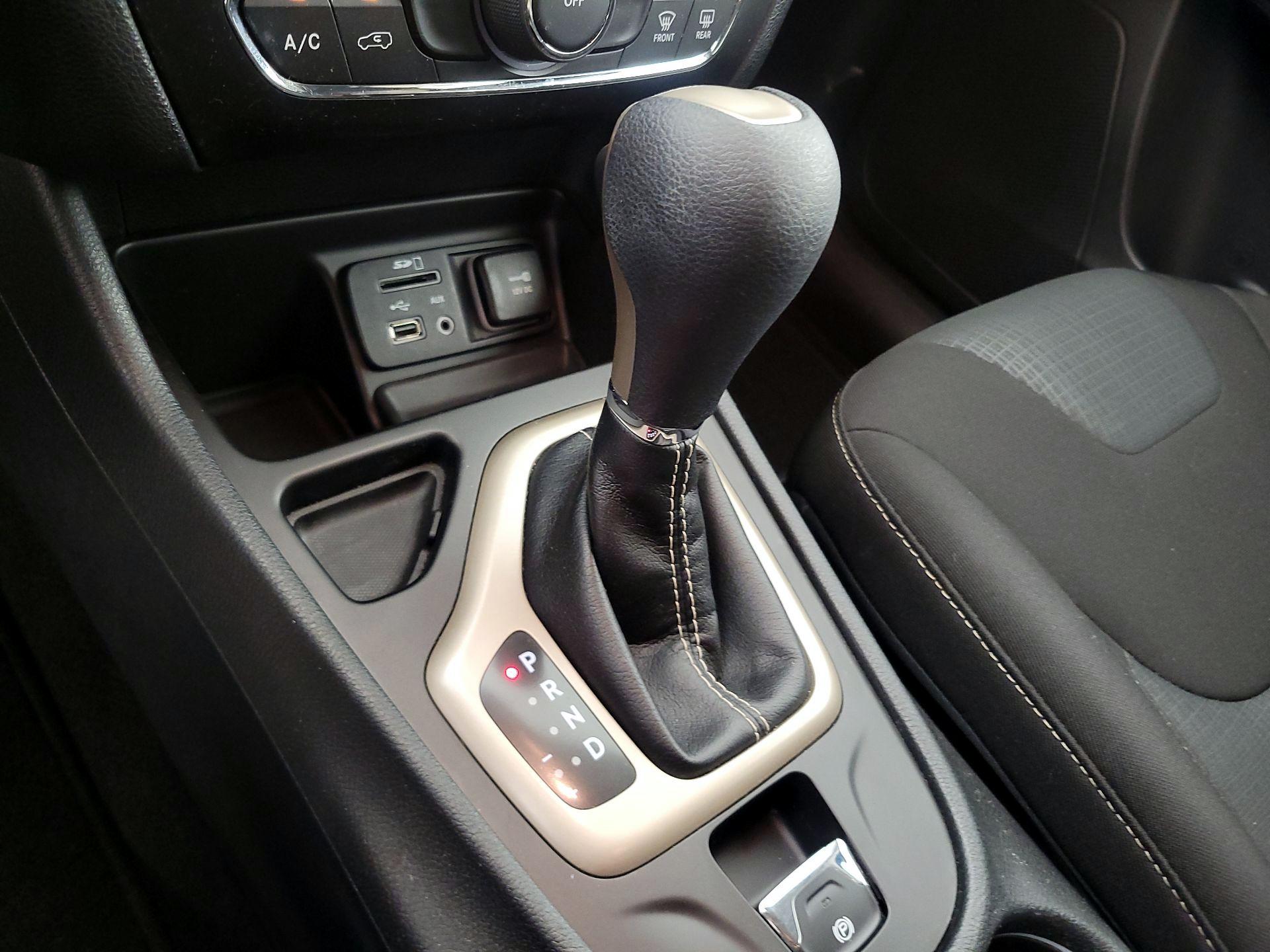 Thumbnail: 2016 Jeep Cherokee - 17