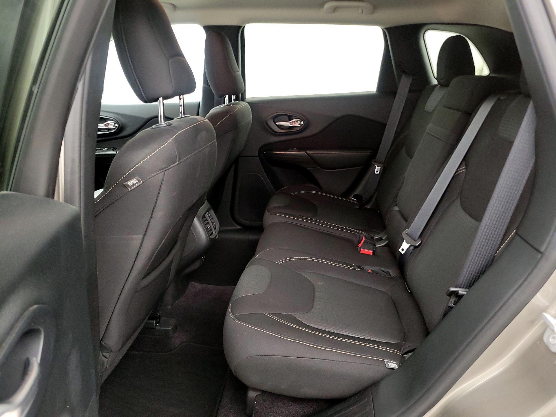 Thumbnail: 2016 Jeep Cherokee - 19