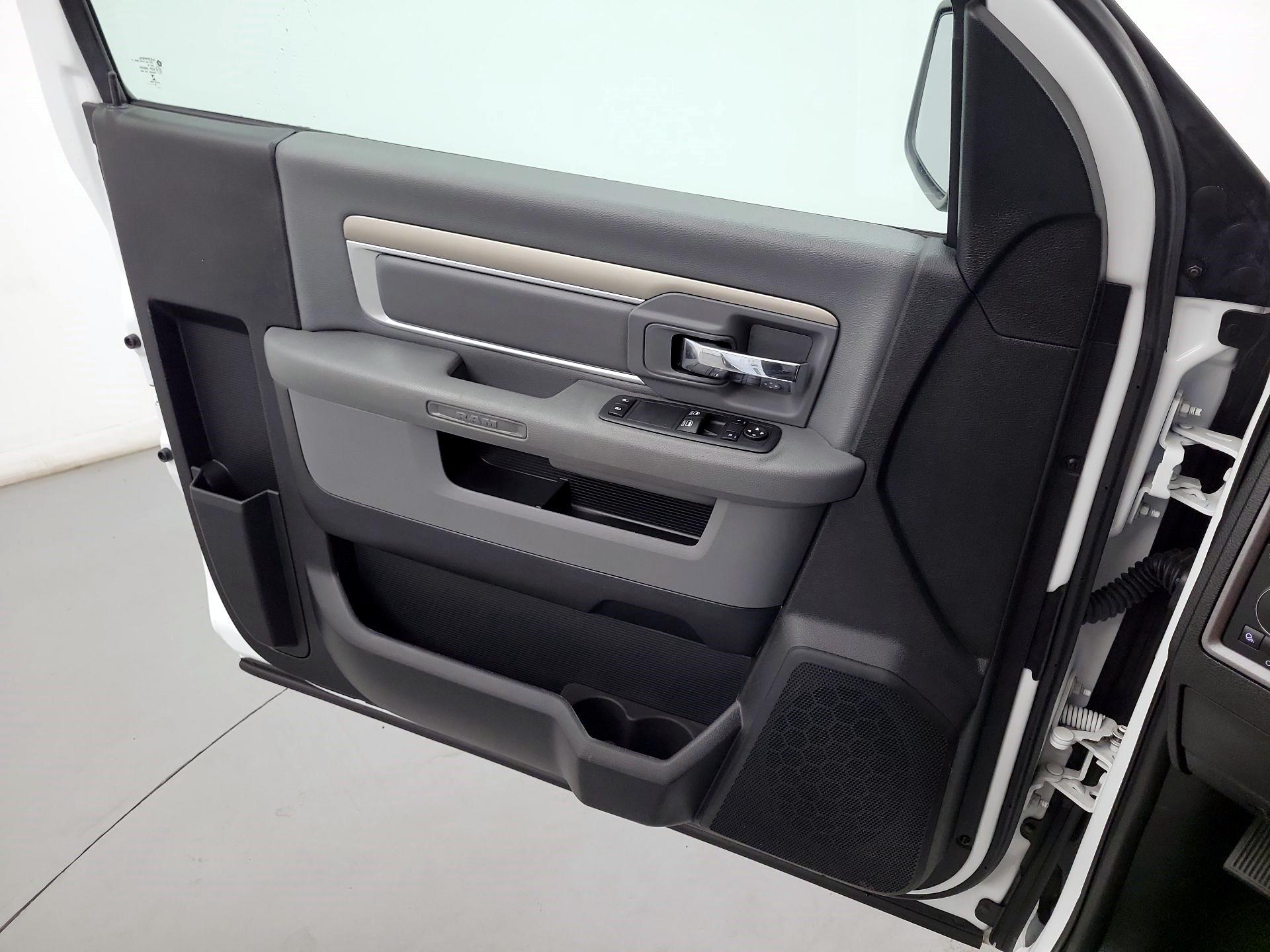 Thumbnail: 2020 RAM 1500 Classic - 10