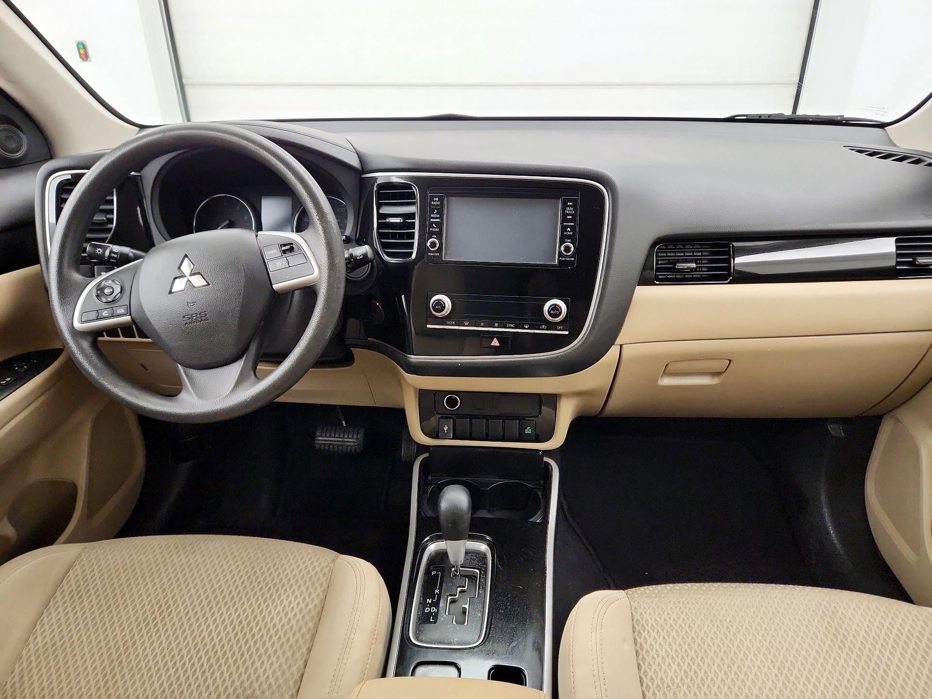 Thumbnail: 2020 Mitsubishi Outlander - 9