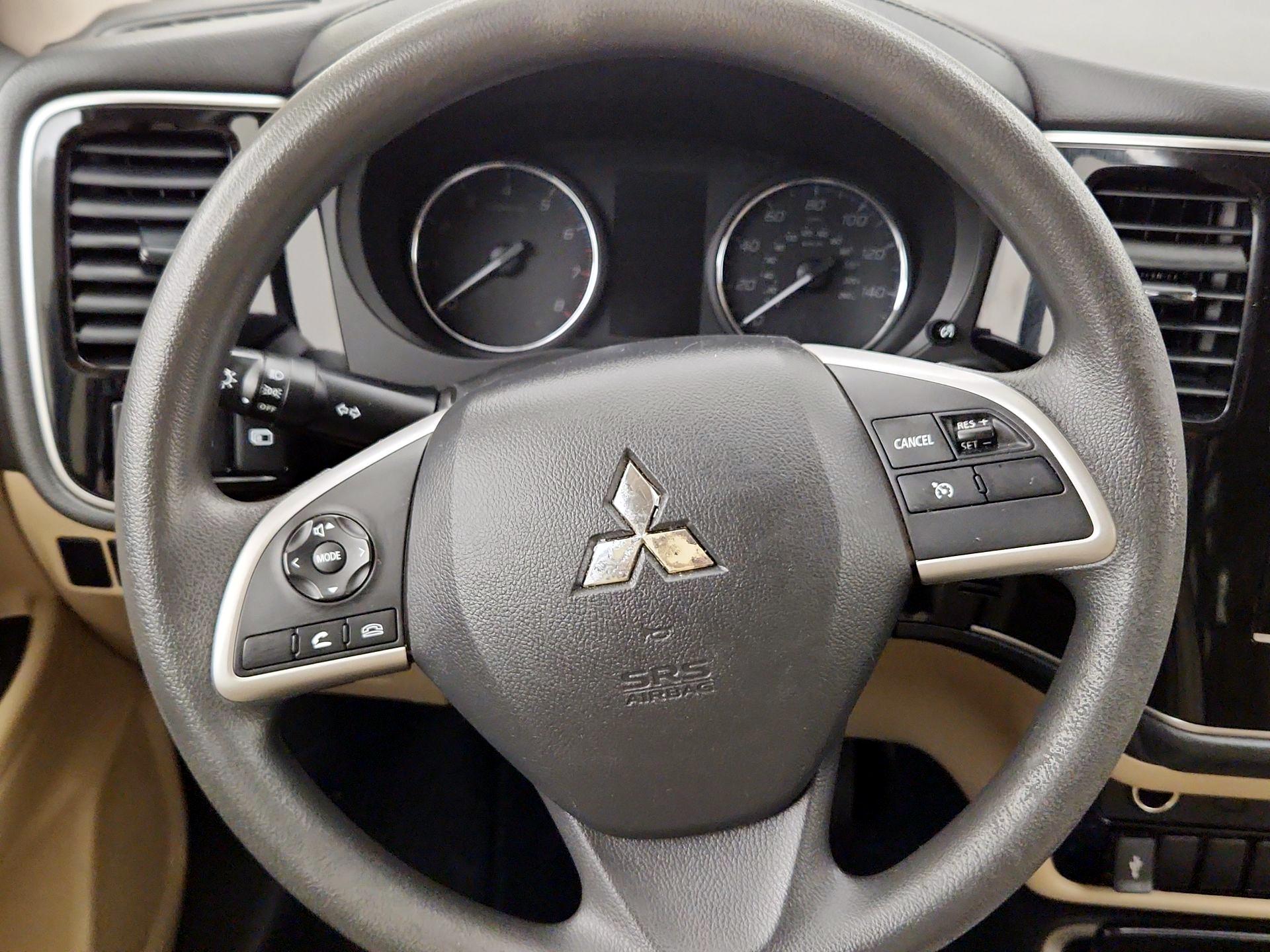Thumbnail: 2020 Mitsubishi Outlander - 10