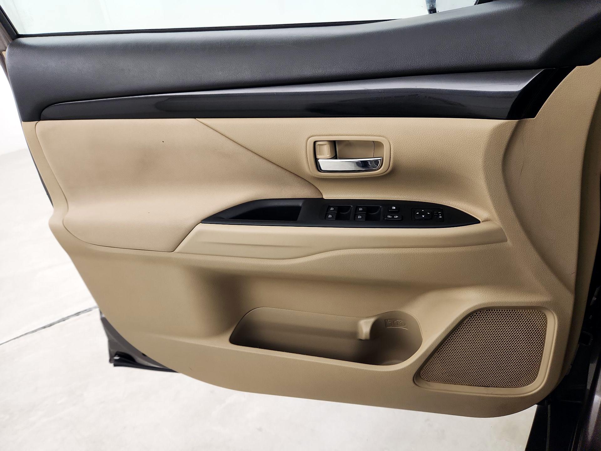 Thumbnail: 2020 Mitsubishi Outlander - 12