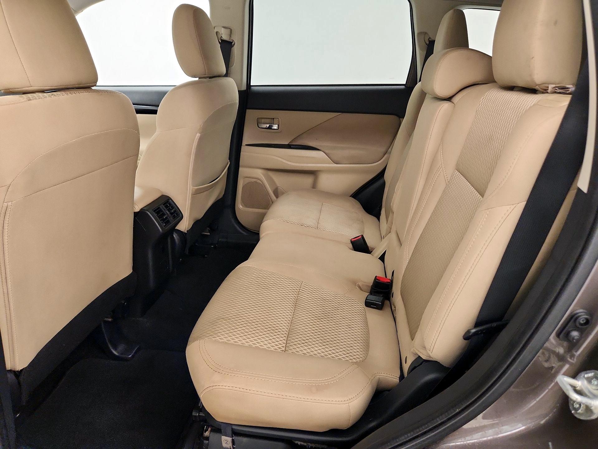 Thumbnail: 2020 Mitsubishi Outlander - 19