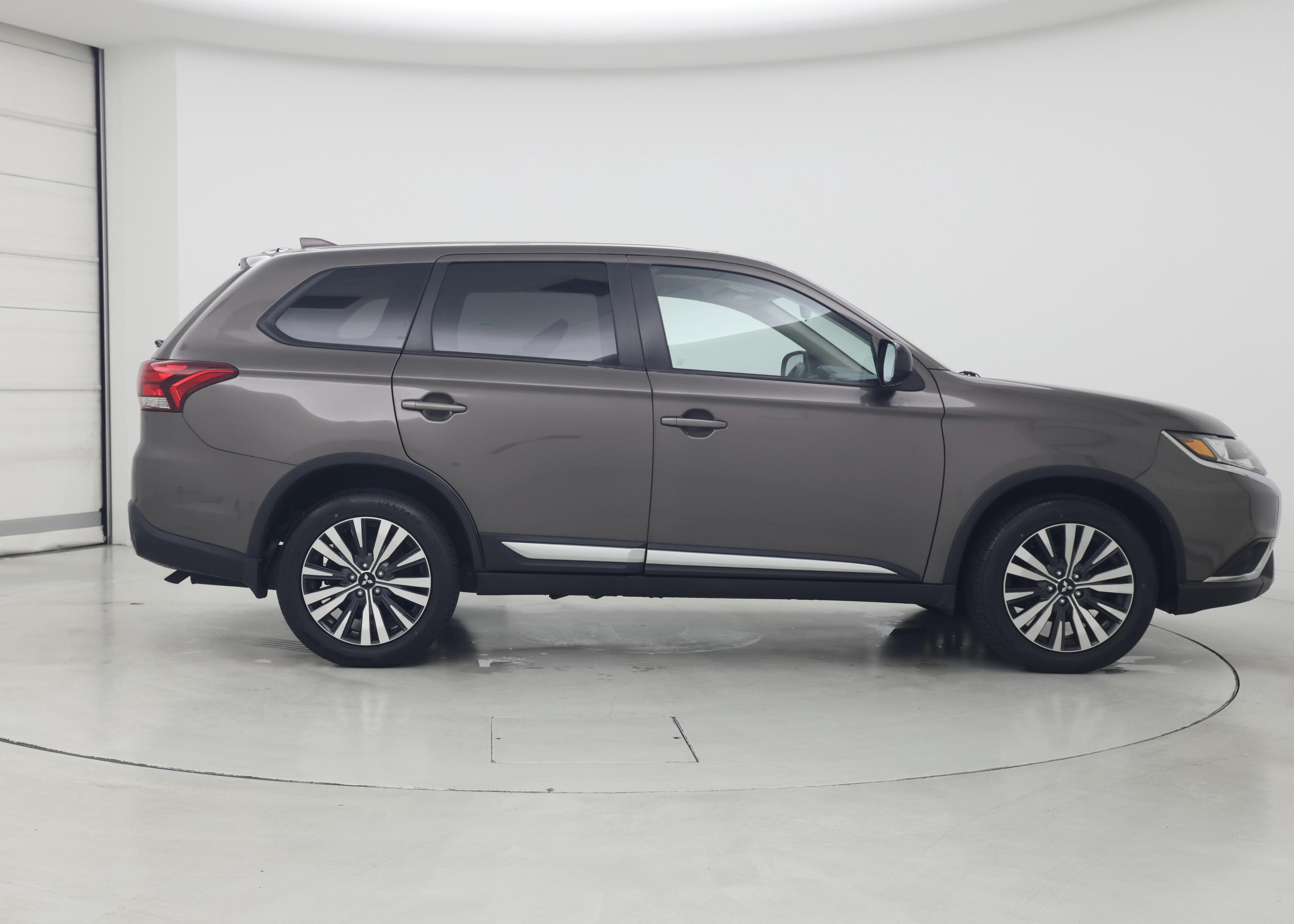 Thumbnail: 2020 Mitsubishi Outlander - 7