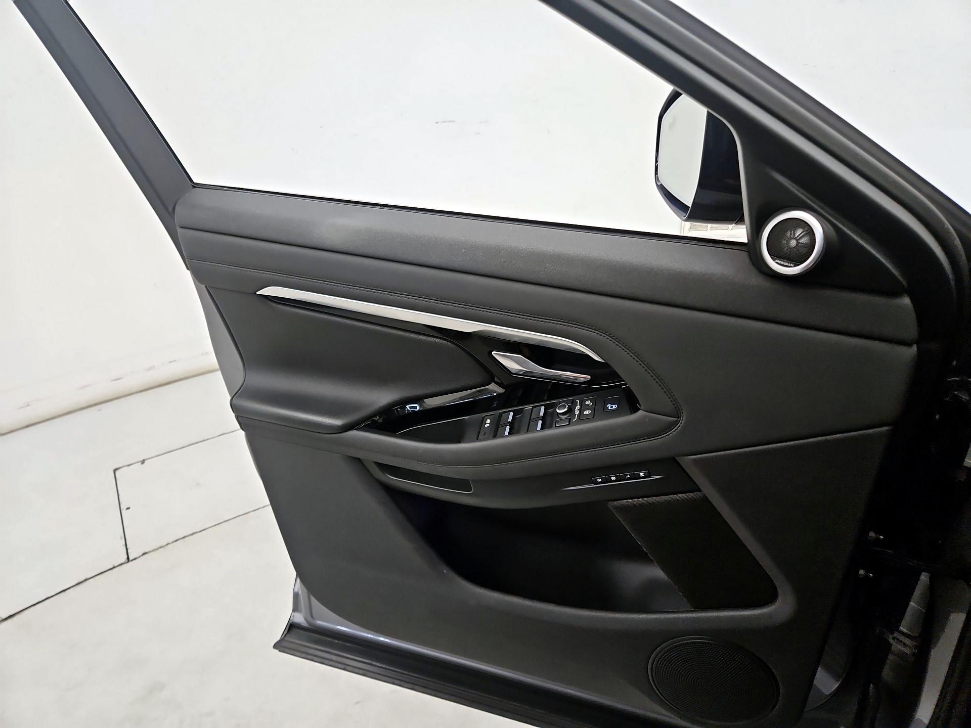 Thumbnail: 2020 Land Rover Range Rover Evoque - 12