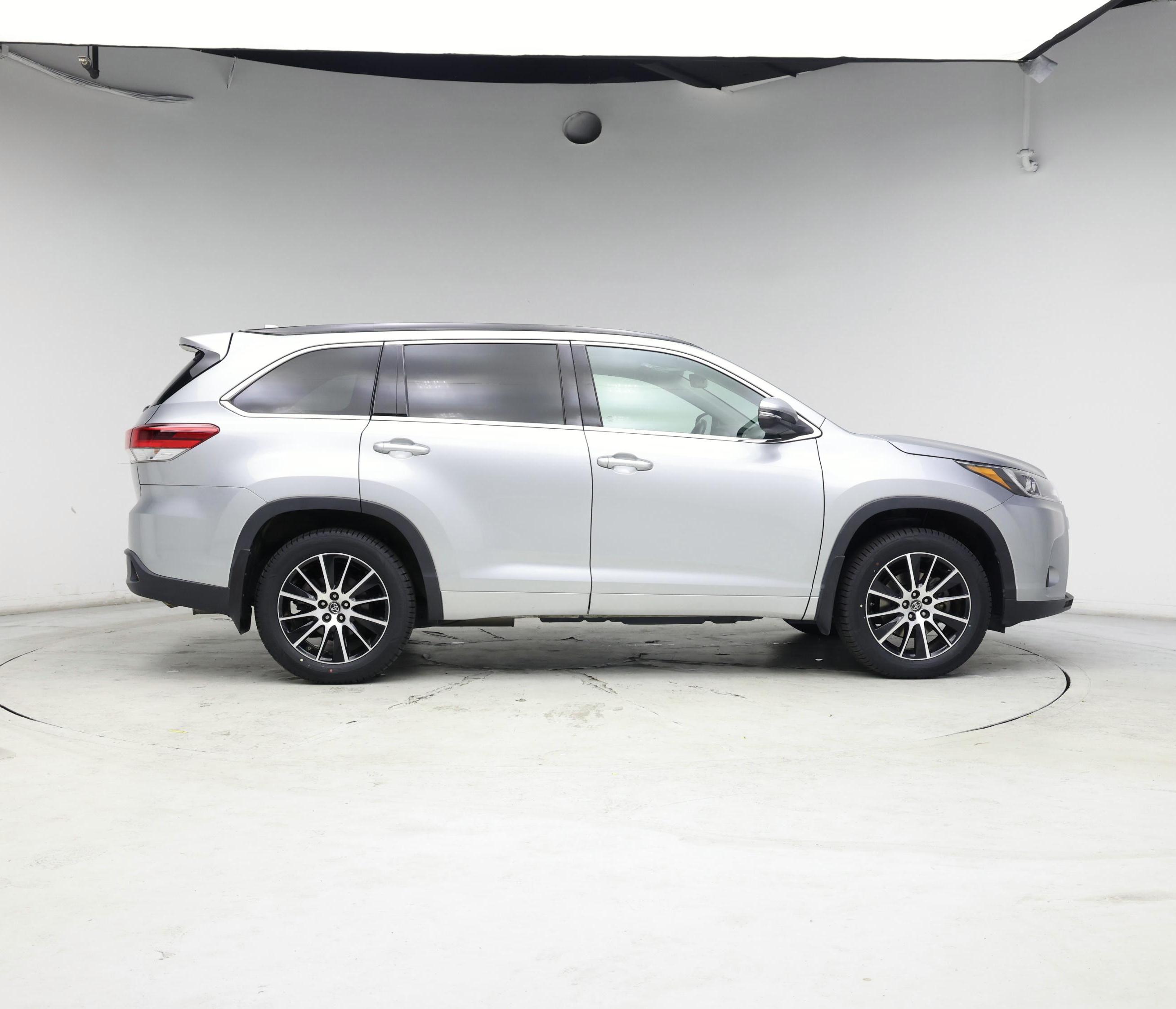 Thumbnail: 2017 Toyota Highlander - 7