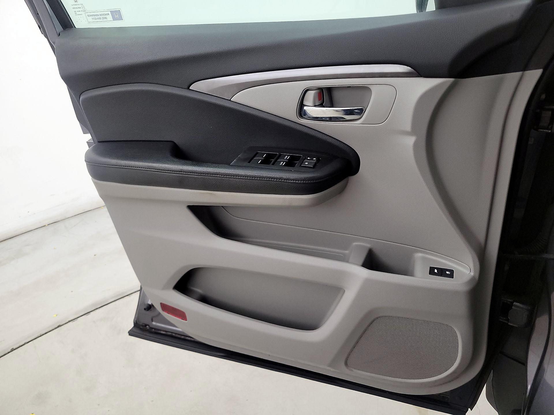 Thumbnail: 2017 Honda Pilot - 12