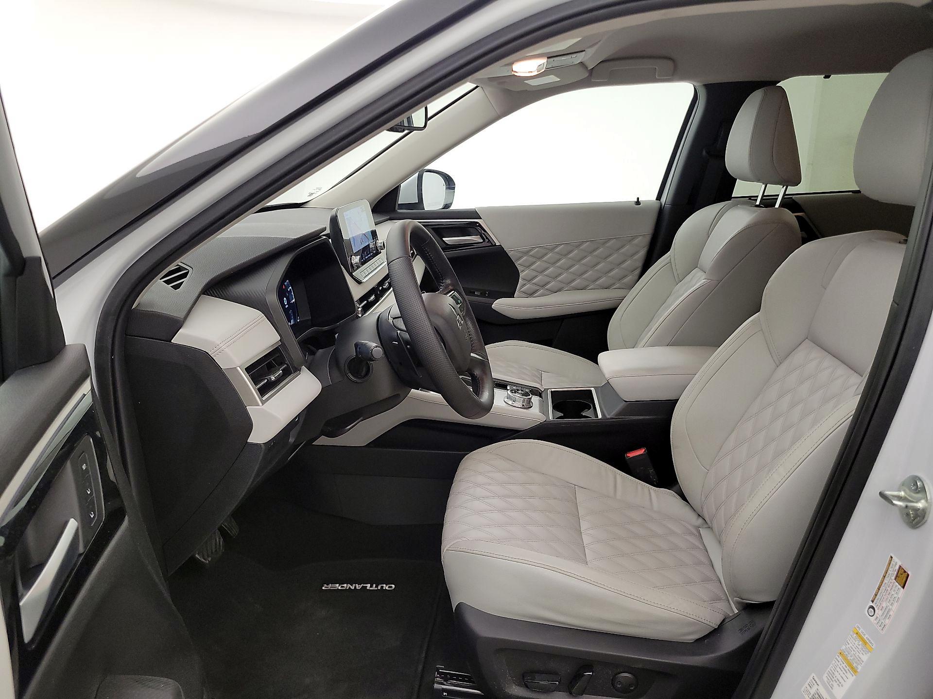 Thumbnail: 2024 Mitsubishi Outlander - 11