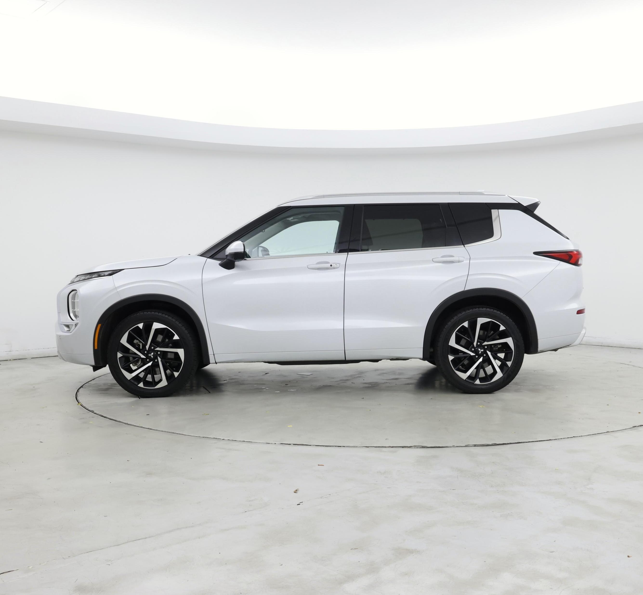 Thumbnail: 2024 Mitsubishi Outlander - 3