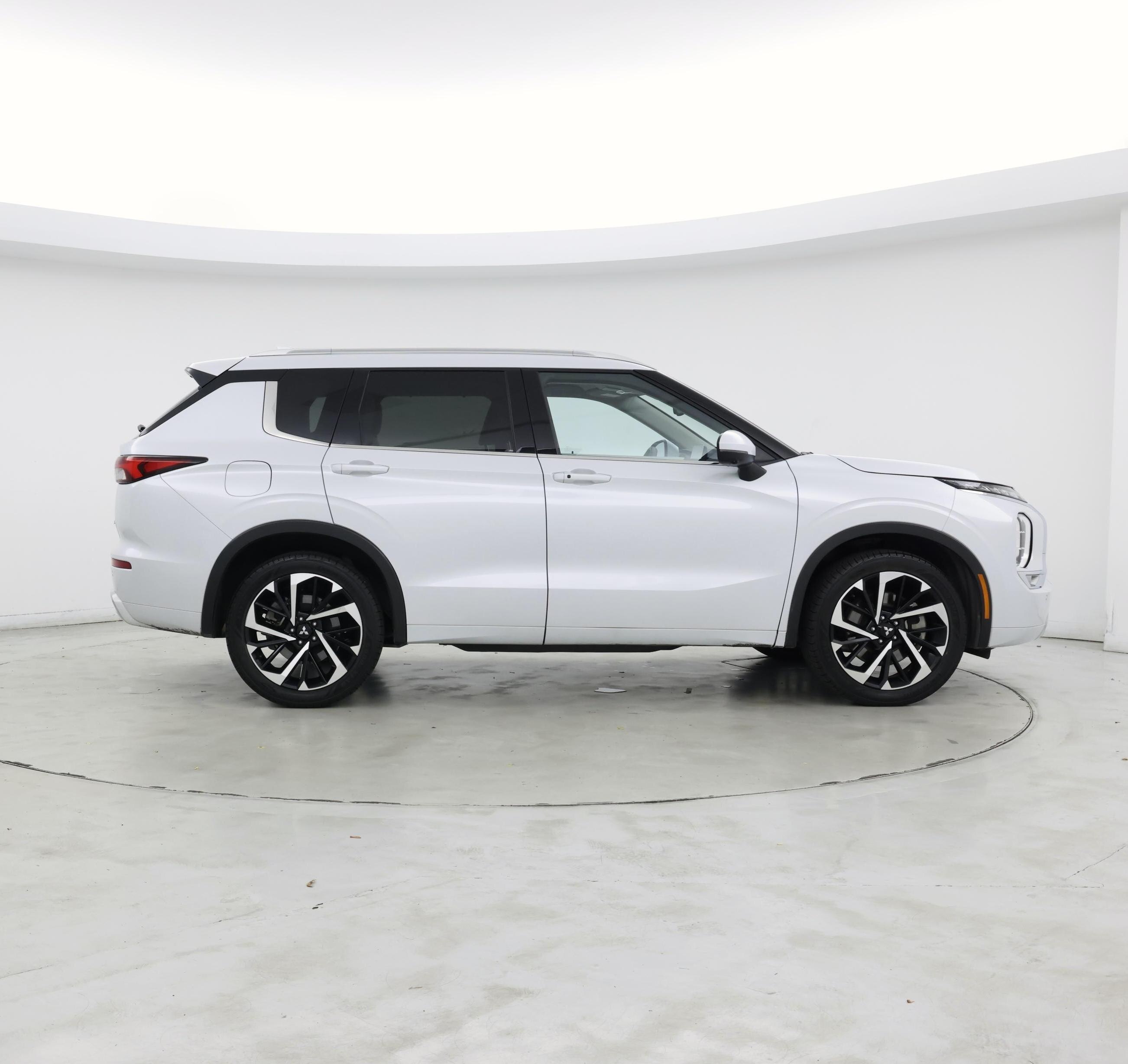 Thumbnail: 2024 Mitsubishi Outlander - 7